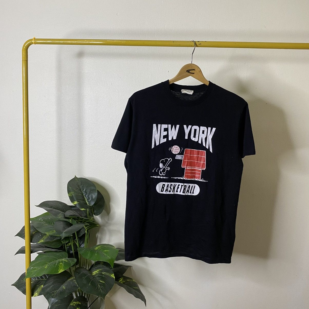 Peanuts Vintage 2000s Snoooy New York Basketball T Shirt Size US M / EU 48-50 / 2 - 1 Thumbnail