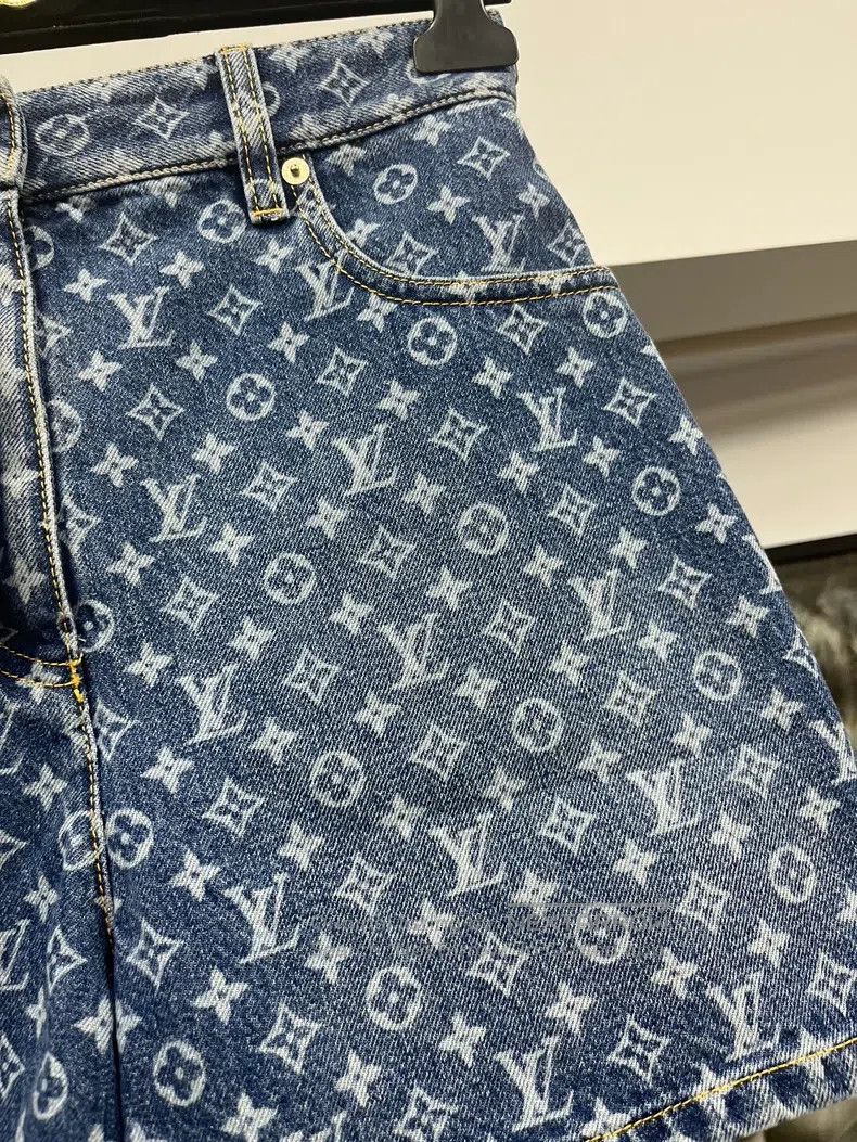 Louis Vuitton Louis Vuitton High waisted denim shorts with presbyopic lo Size US 36 / EU 52 - 2 Thumbnail