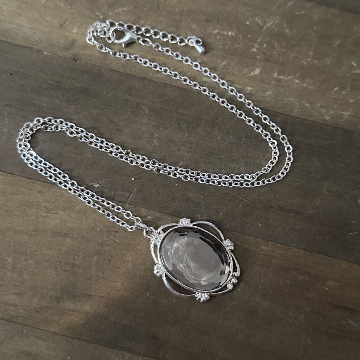 Other Silver tone glass cameo pendant necklace Size ONE SIZE - 2 Thumbnail