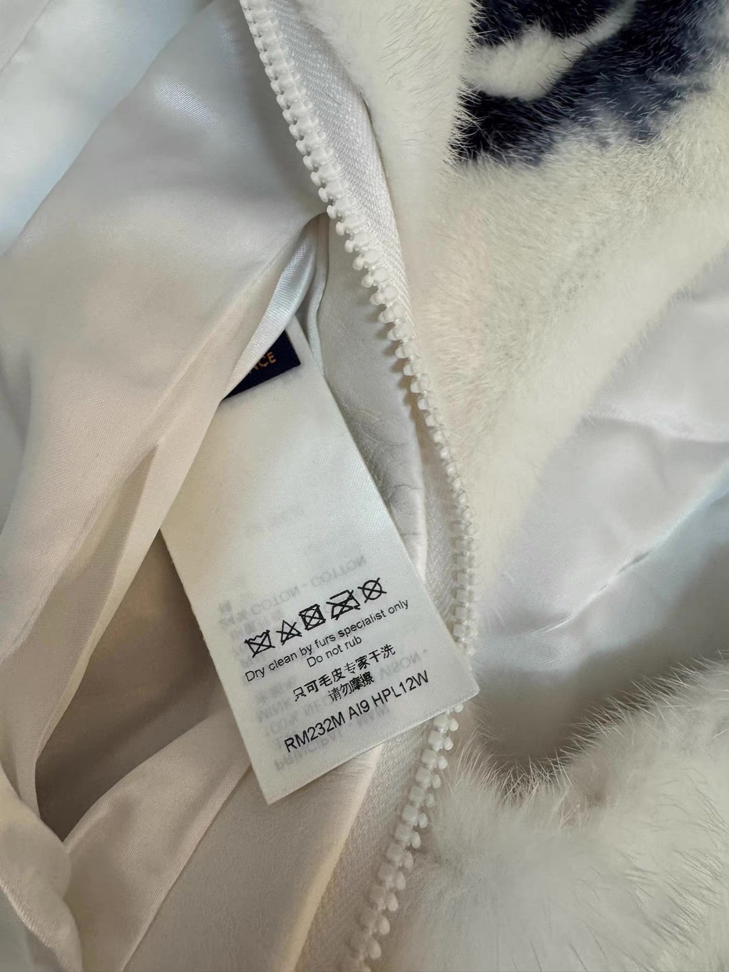 Louis Vuitton Louis Vuitton White Mink Fur Vest Q14 Size US XL / EU 56 / 4 - 6 Thumbnail