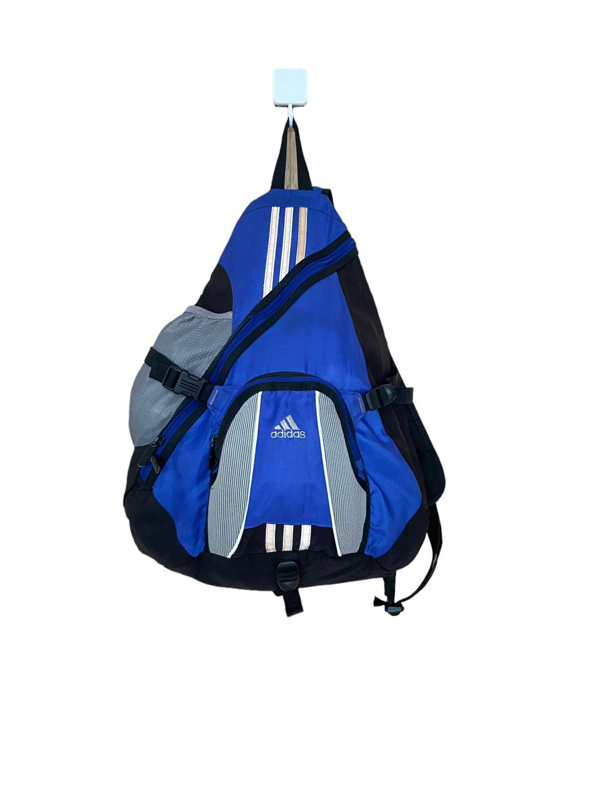 Vintage Vintage Brand Adidas Waist Bag Crossbody 2000s Size ONE SIZE - 1 Thumbnail