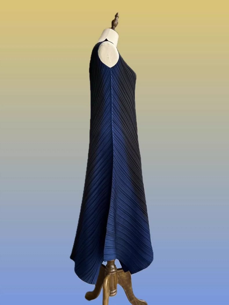 Issey Miyake Issey Miyake size:3 A deep blue to black gradient mainline Size S / US 4 / IT 40 - 3 Thumbnail
