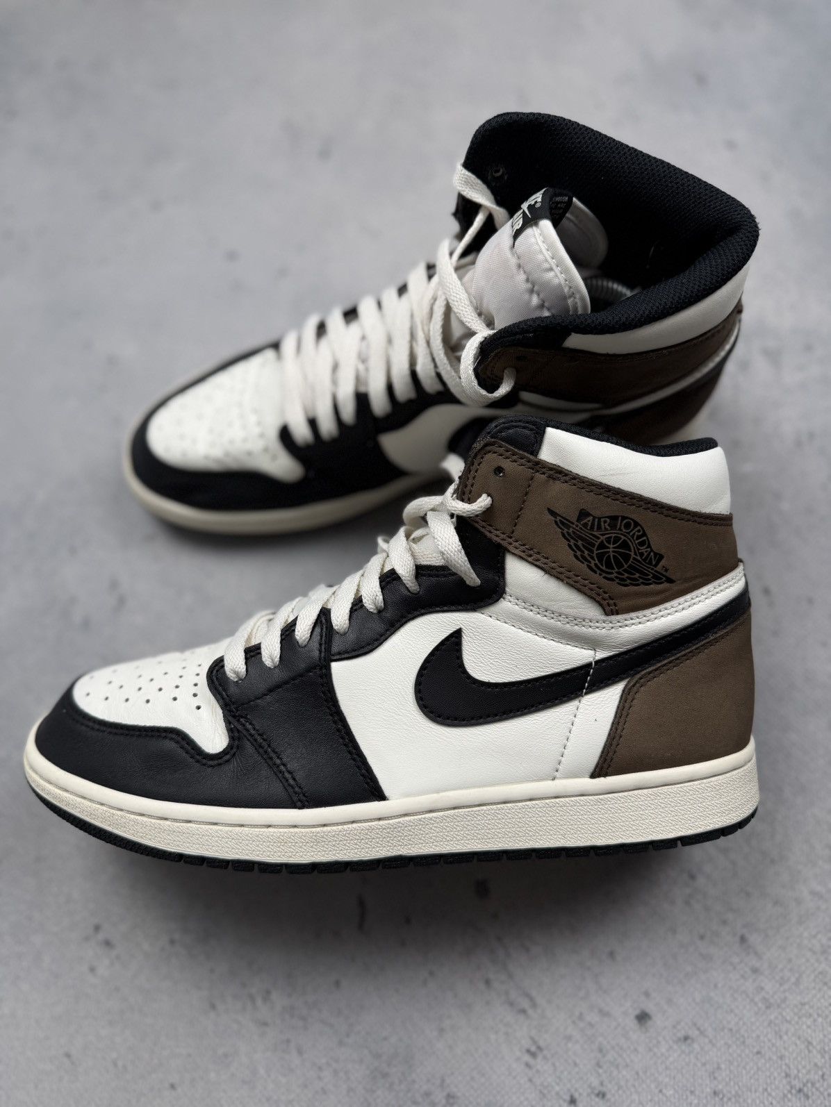 Jordan Brand Air Jordan 1 Retro High OG Dark Mocha Black White 2020 Men’s Size US 9.5 / EU 42-43 - 2 Thumbnail