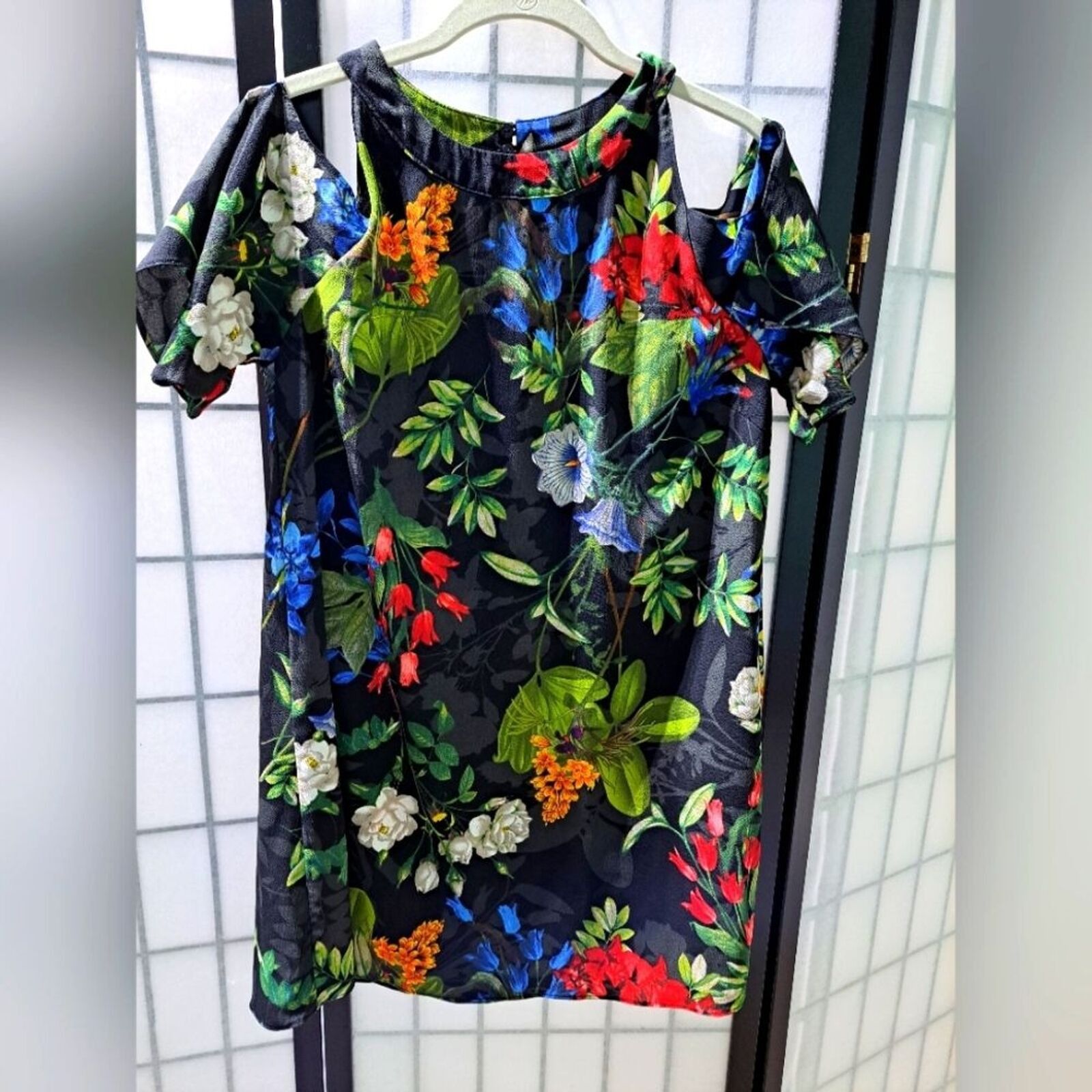 Other Lulu's colorful floral 'cold-shoulder' black blouse top sz S Size S / US 4 / IT 40 - 1 Thumbnail