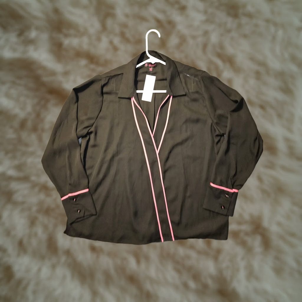 Vintage VINTAGE T-Mobile Magenta Gear Blouse NWT Women's 2XL Black Sheer Tunic V-Neck Size XXL / US 16-18 / IT 52-54 - 1 Thumbnail