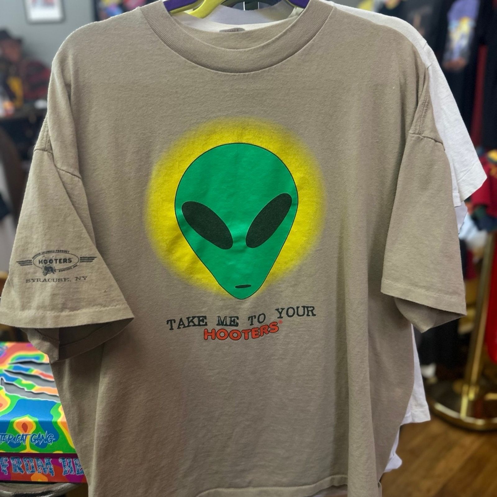 Fashion Victim Vintage Fashion Victim Hooters Alien Take Me to Your Hooters Size US XXL / EU 58 / 5 - 1 Thumbnail