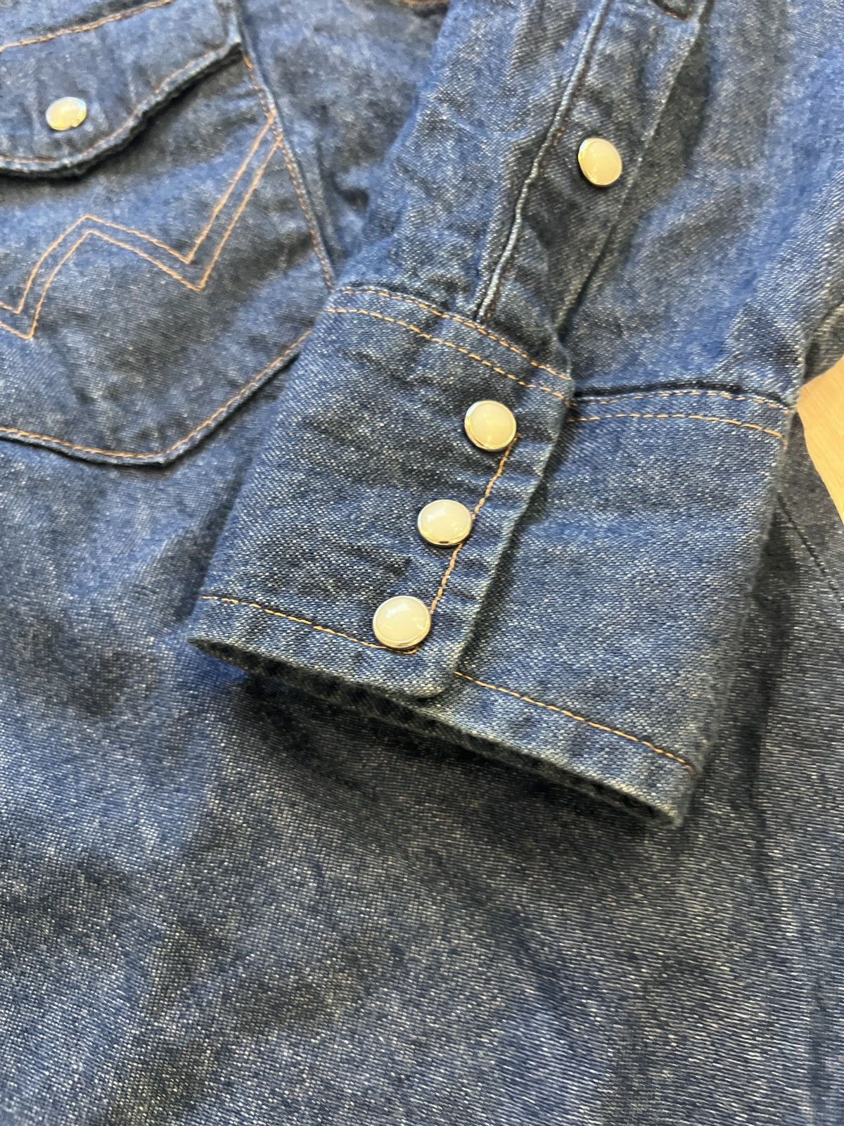 Vintage × Wrangler Vintage 80s Wrangler Denim Pearl Button Up Collared Shirt Size US XL / EU 56 / 4 - 4 Thumbnail