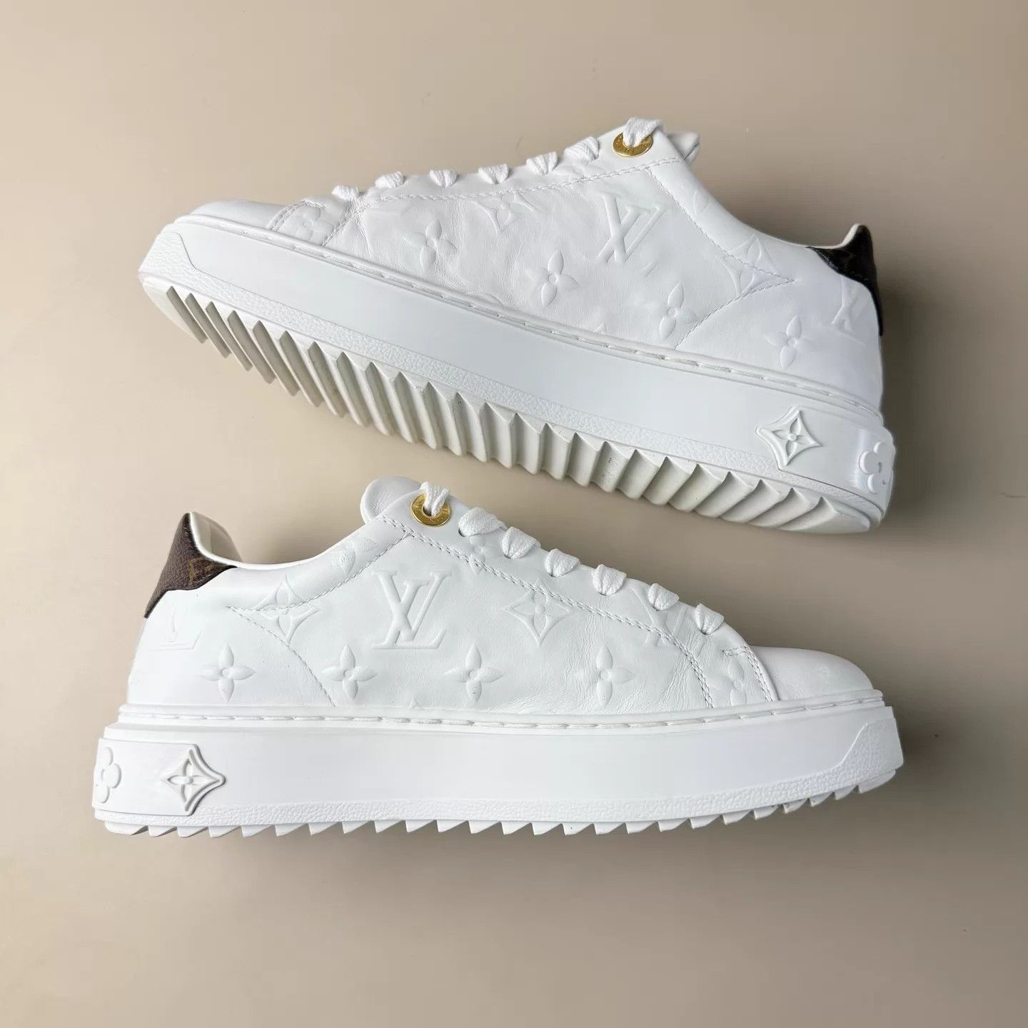 Louis Vuitton LV Time Out Monogram white/brown sneakers 35.5 Size US 5 / IT 35 - 6 Thumbnail
