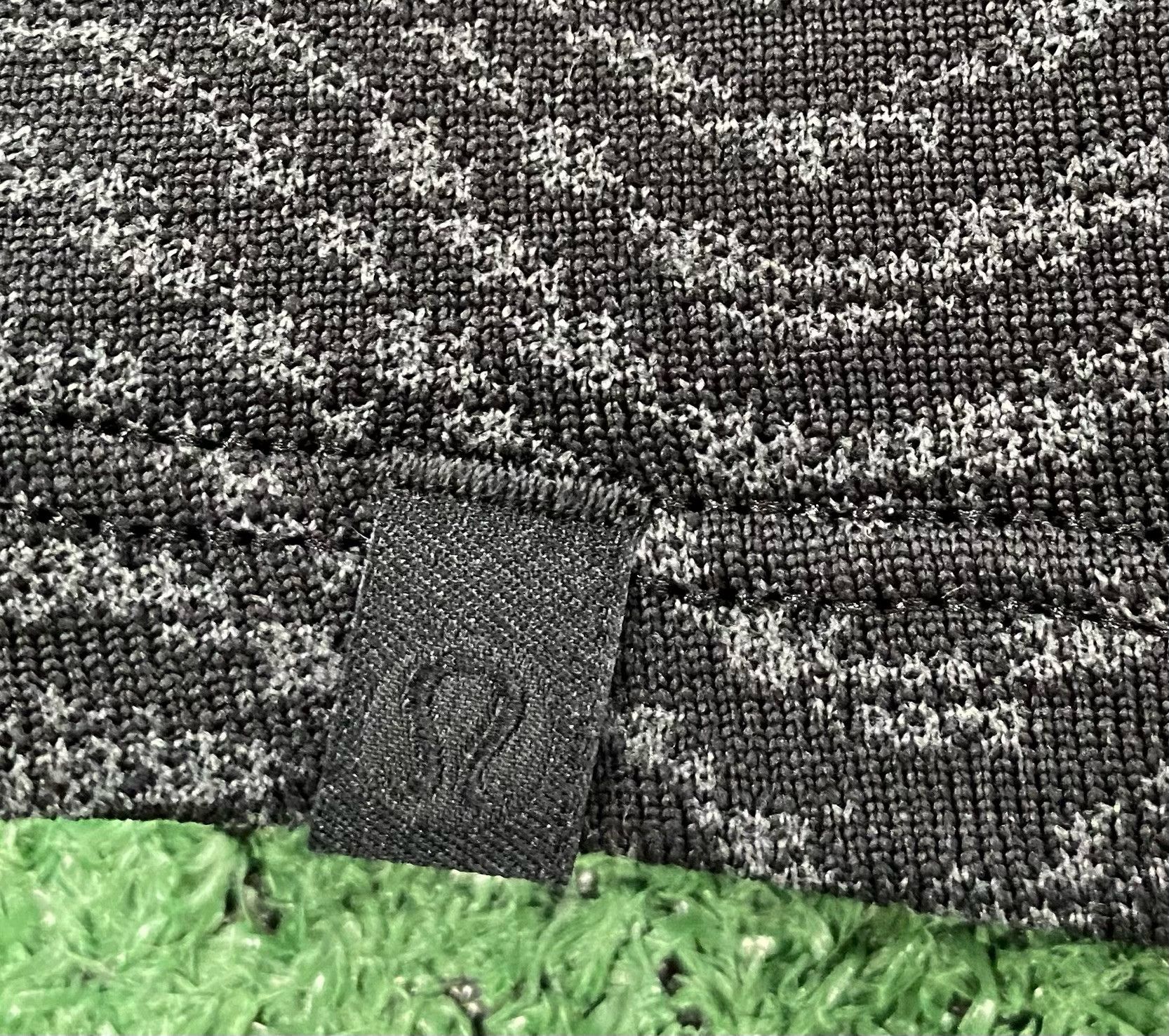 Lululemon Lululemon Train to Be Ripple Wave Black Cropped Top 8 Size M / US 6-8 / IT 42-44 - 5 Thumbnail