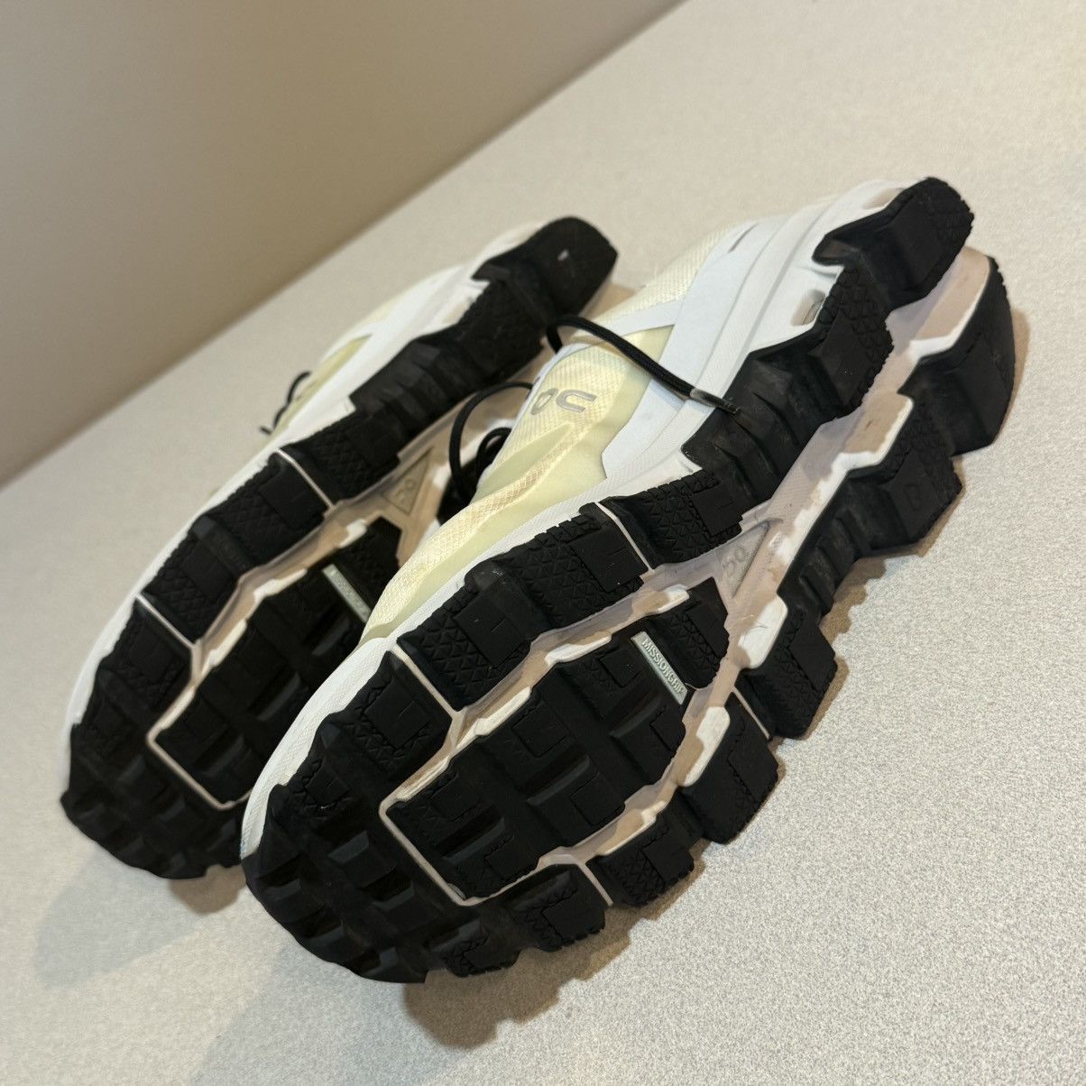 Other On and cloudTech Swiss Eng EMen’s 10M White Running Trail Size US 10 / EU 43 - 9 Thumbnail