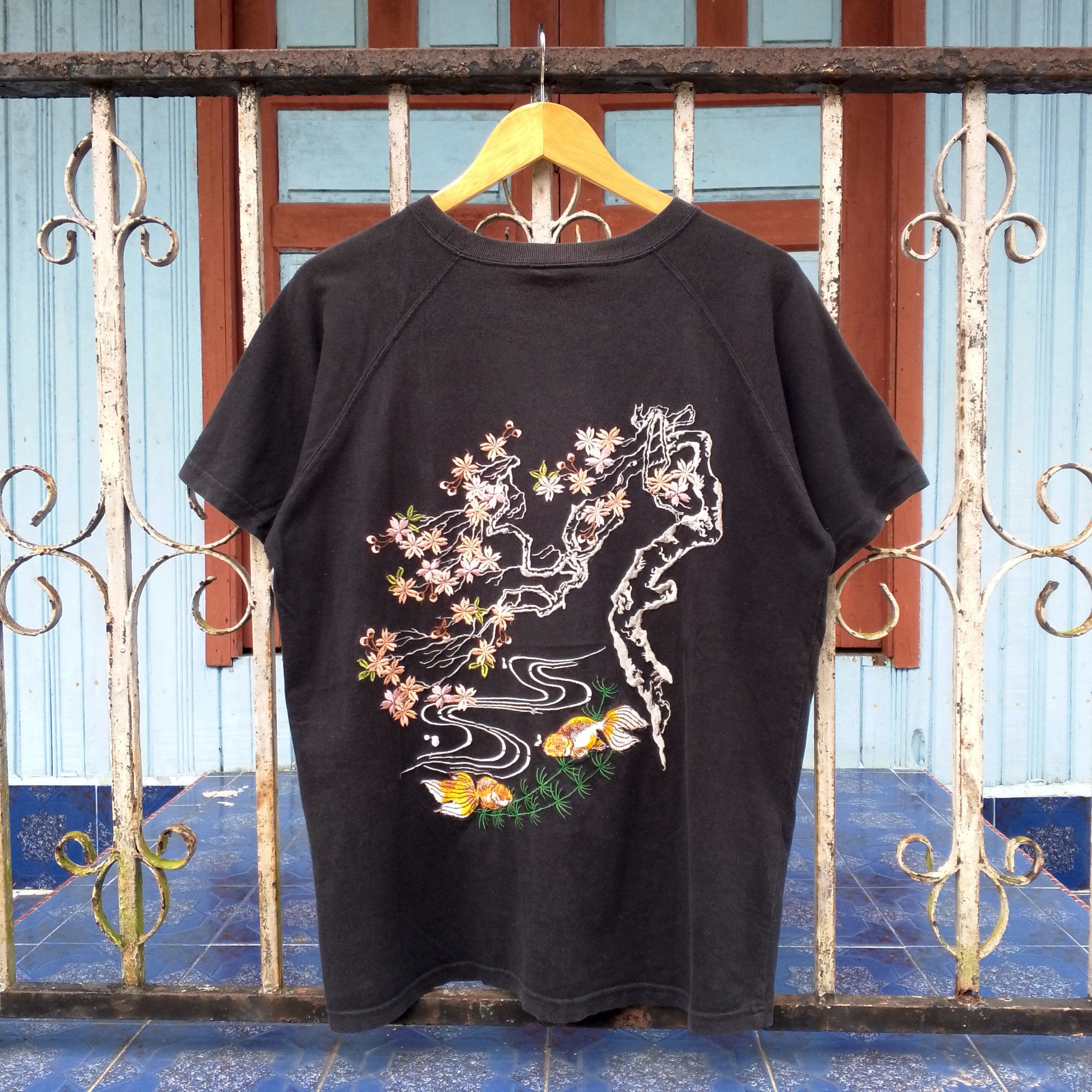 Japanese Brand Vintage Japanese Domestic Sukajan Koi Fish Embroidery Tee Size US L / EU 52-54 / 3 - 2 Thumbnail