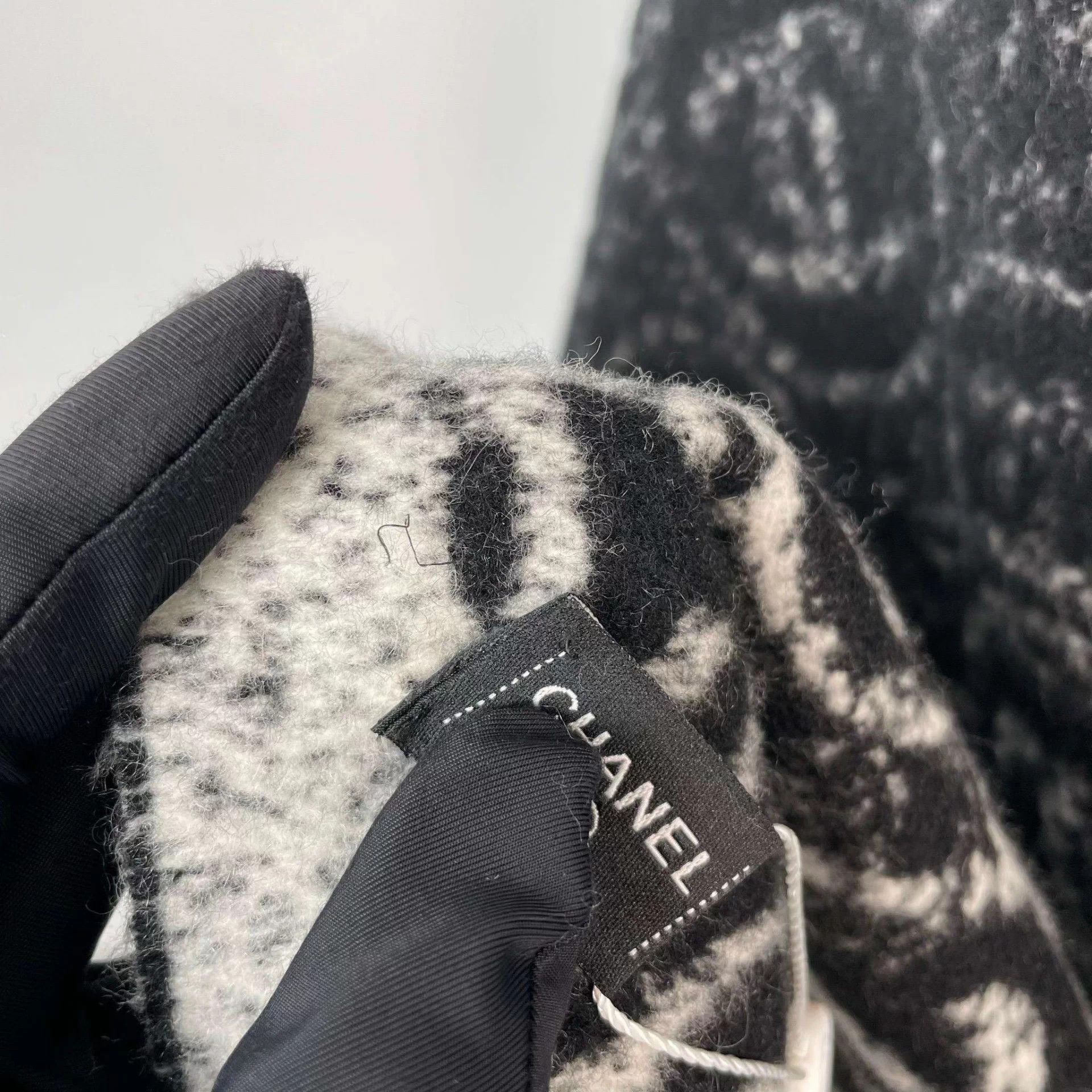 Chanel Chanel 200/70 cashmere scarf black white full print logo Size ONE SIZE - 5 Thumbnail