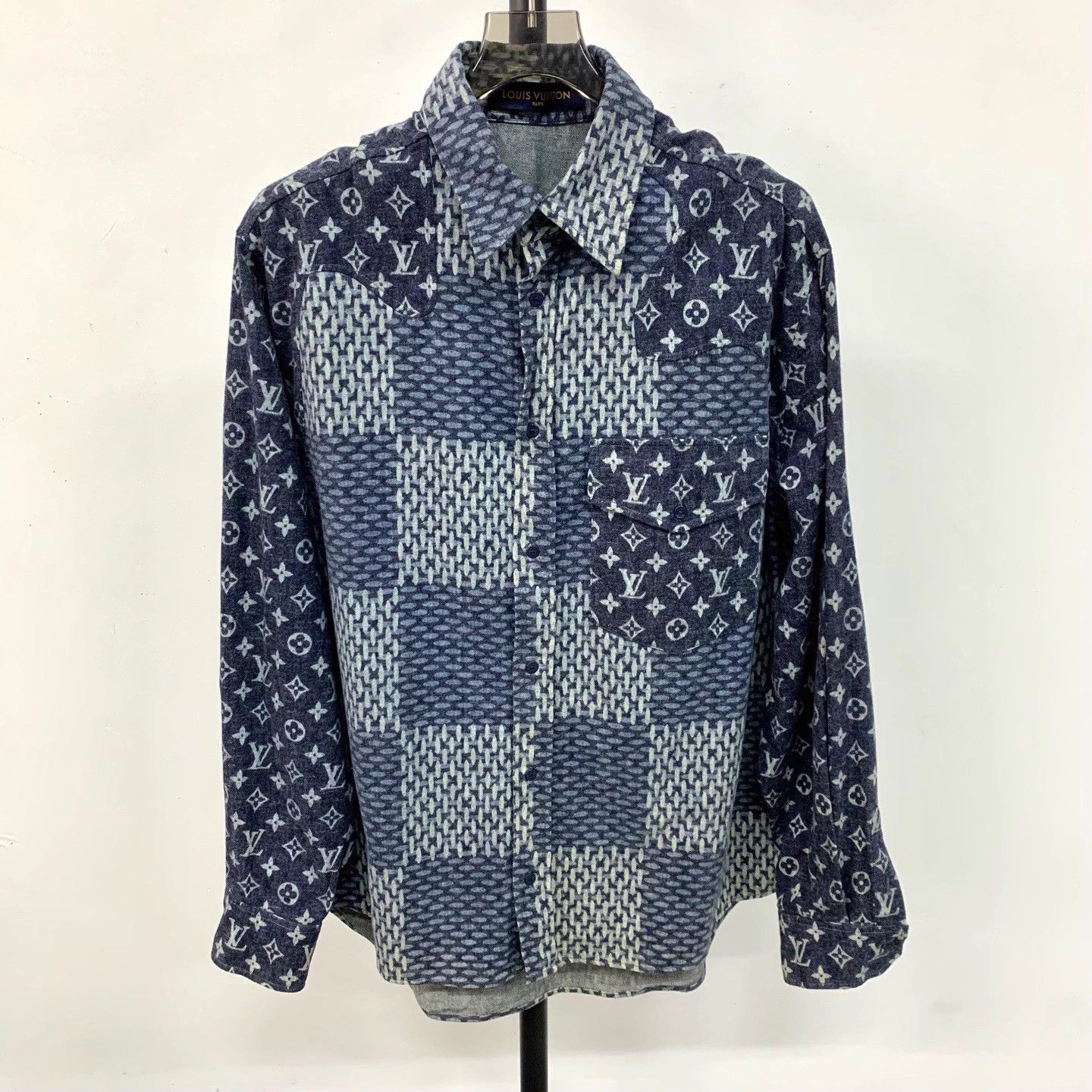 Louis Vuitton LOUIS VUITTON Logo Patch Single-Breasted Shirt XL Size US XL / EU 56 / 4 - 1 Thumbnail