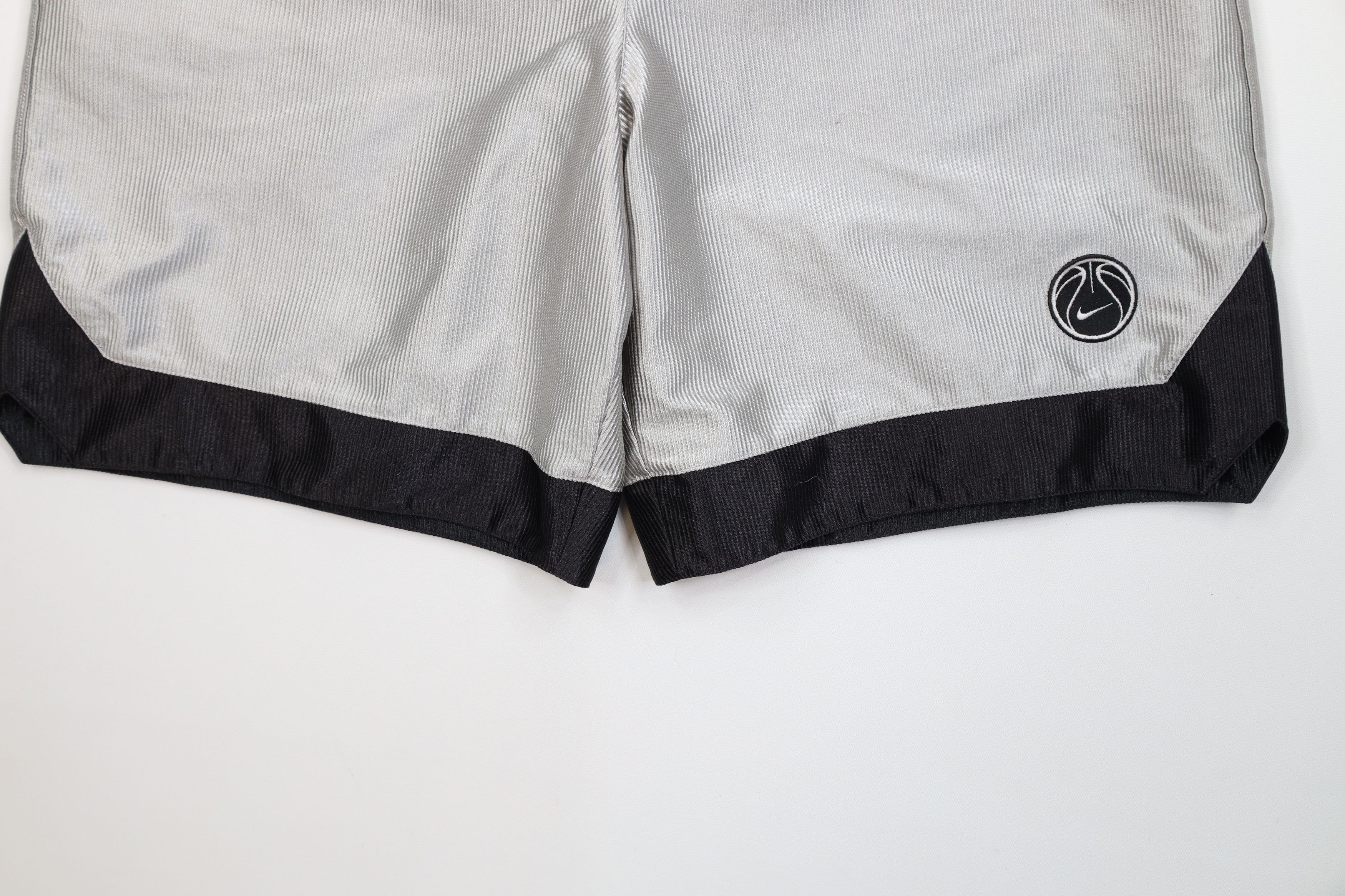 Nike Vintage 90s Y2K Nike Mini Swoosh Dazzle Basketball Shorts Size US 32 / EU 48 - 4 Thumbnail