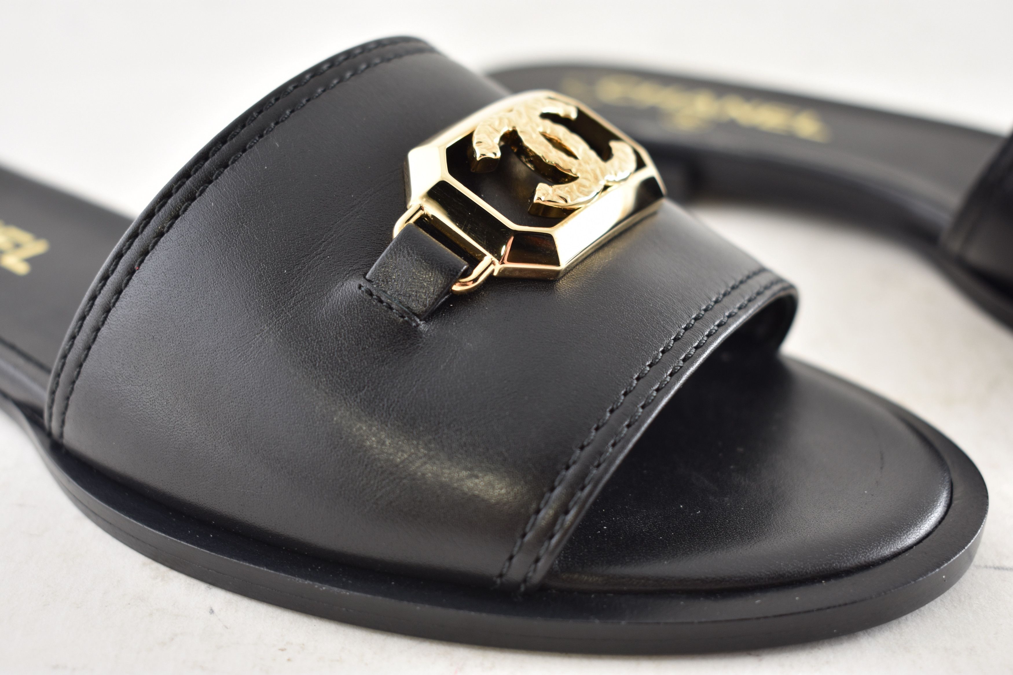 Chanel Chanel 23B Leather Gold CC Logo Mule Slides Sandals Flat 38 Size US 8 / IT 38 - 6 Thumbnail