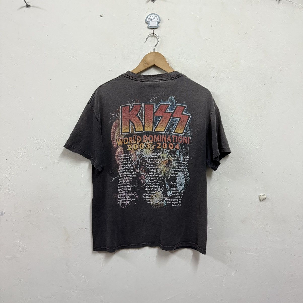 KISS Vintage Y2K Kiss World Domination Tour Thrashed Tshirt Size US L / EU 52-54 / 3 - 11 Thumbnail