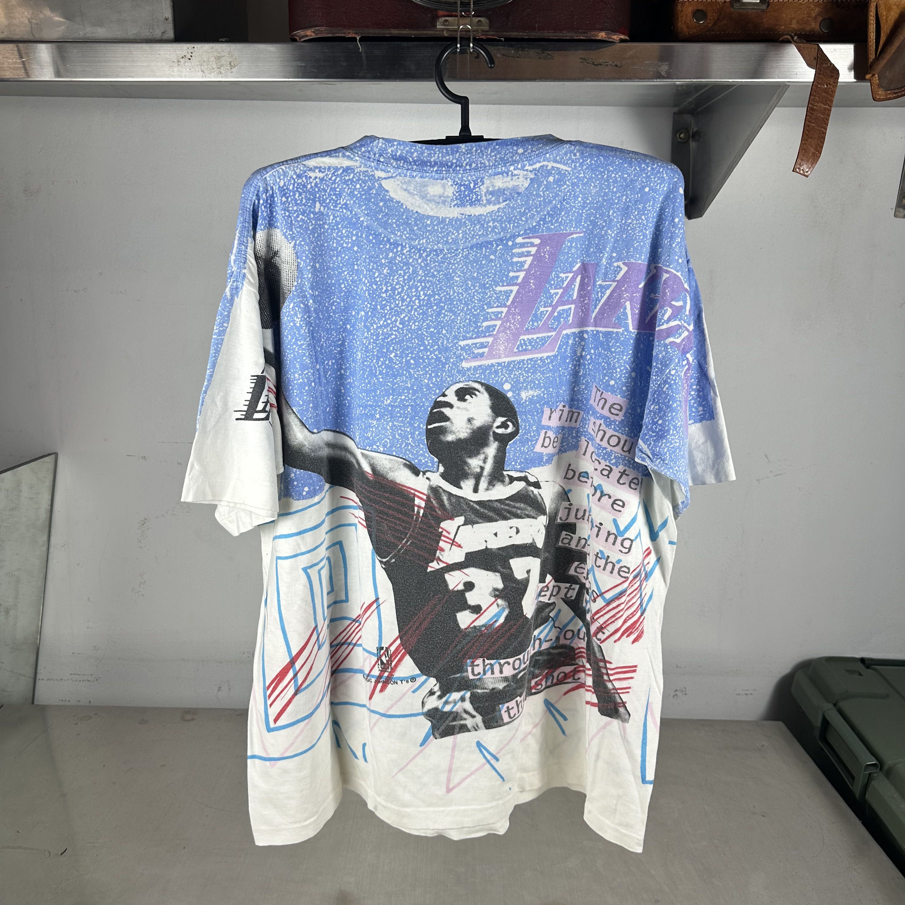 Vintage Vintage 90s Magic Johnson Los Angeles Lakers NBA AOP T-shirt Size US XL / EU 56 / 4 - 3 Thumbnail