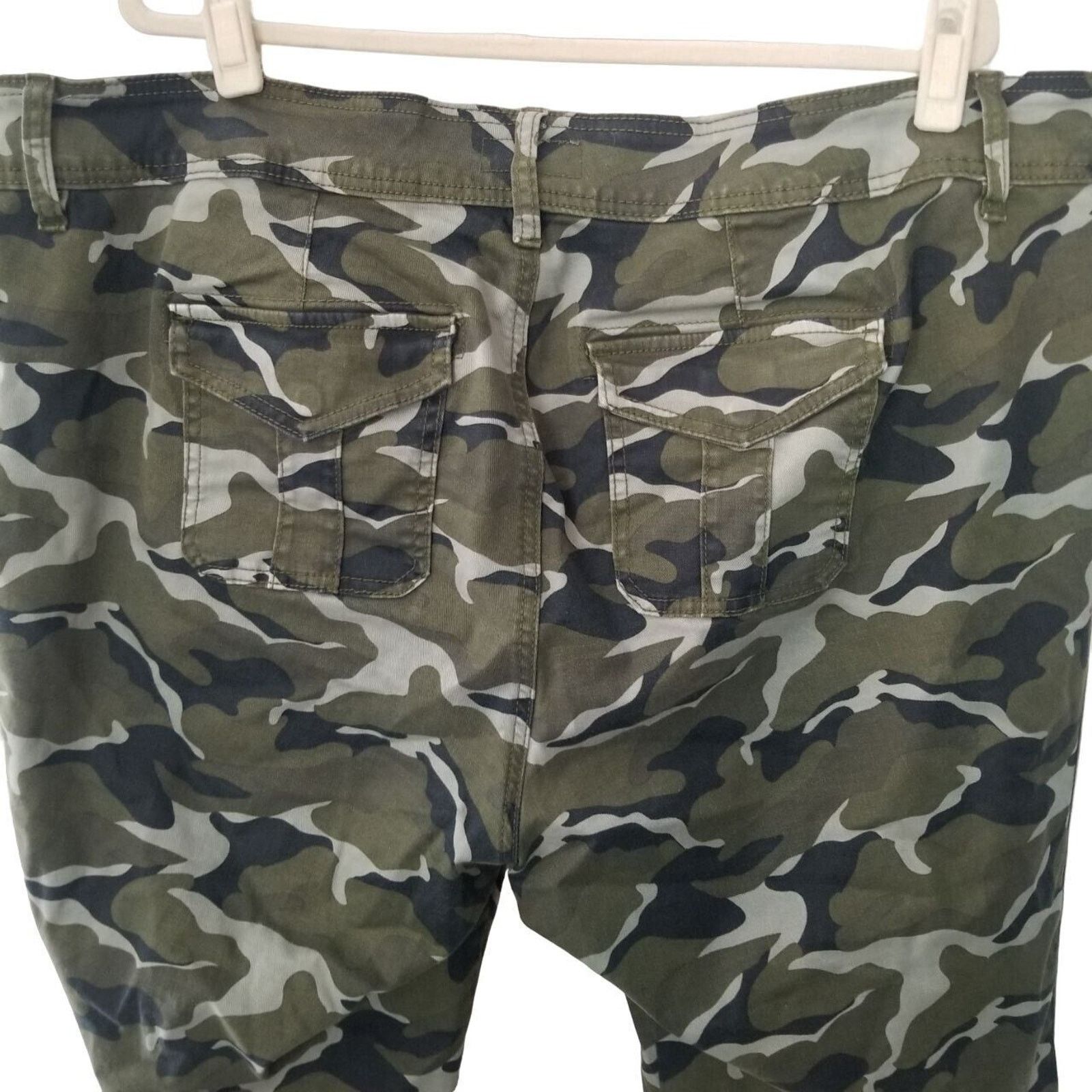 Torrid Torrid Womens Cropped Camo Pants Sz 24 Army Military Stretch Size 42" / US 20 - 10 Thumbnail