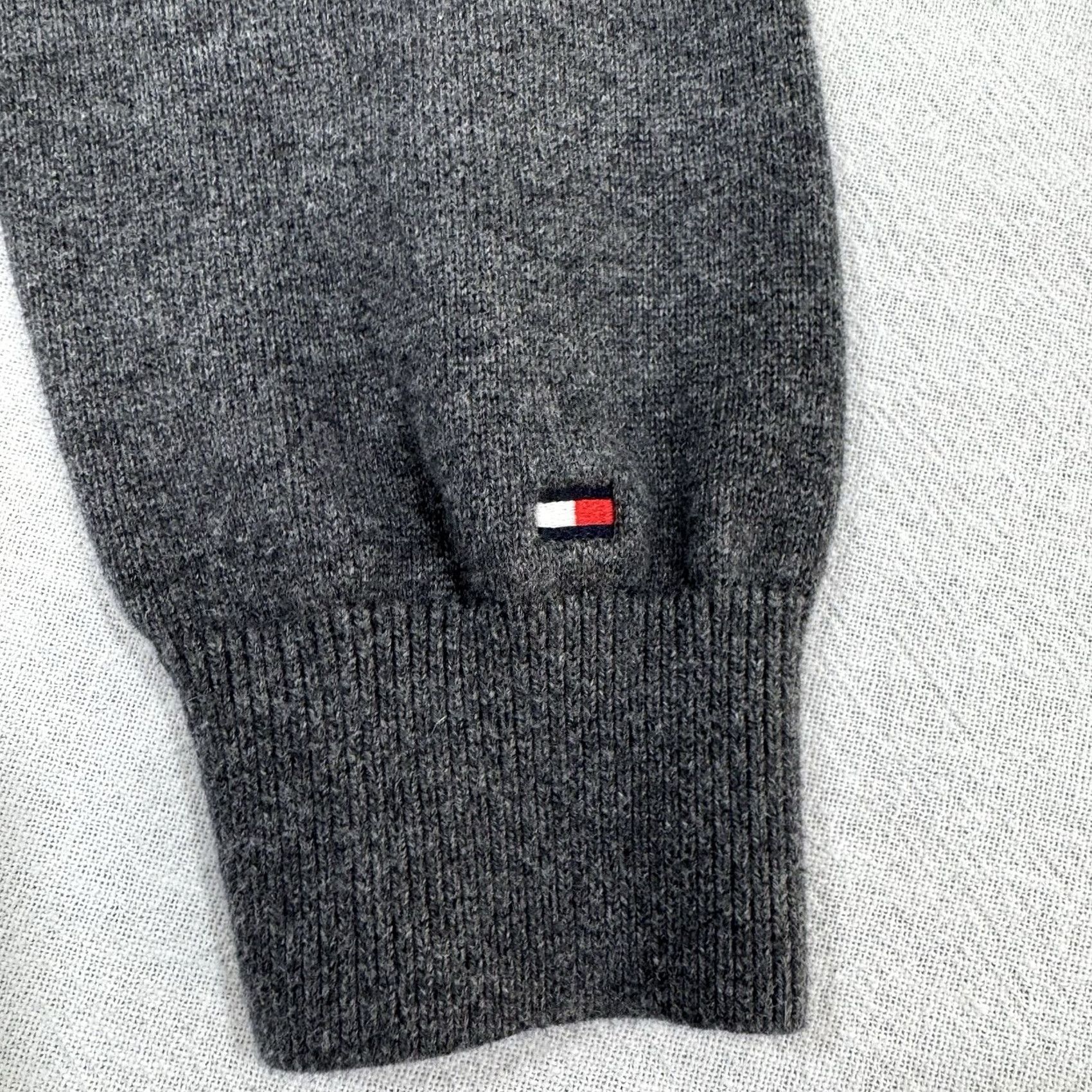 Tommy Hilfiger VINTAGE Tommy Hilfiger Knit Crewneck Sweater Unisex Adults Small Gray Cable-Knit Logo 90s Timeless Pullover Size US S / EU 44-46 / 1 - 6 Thumbnail