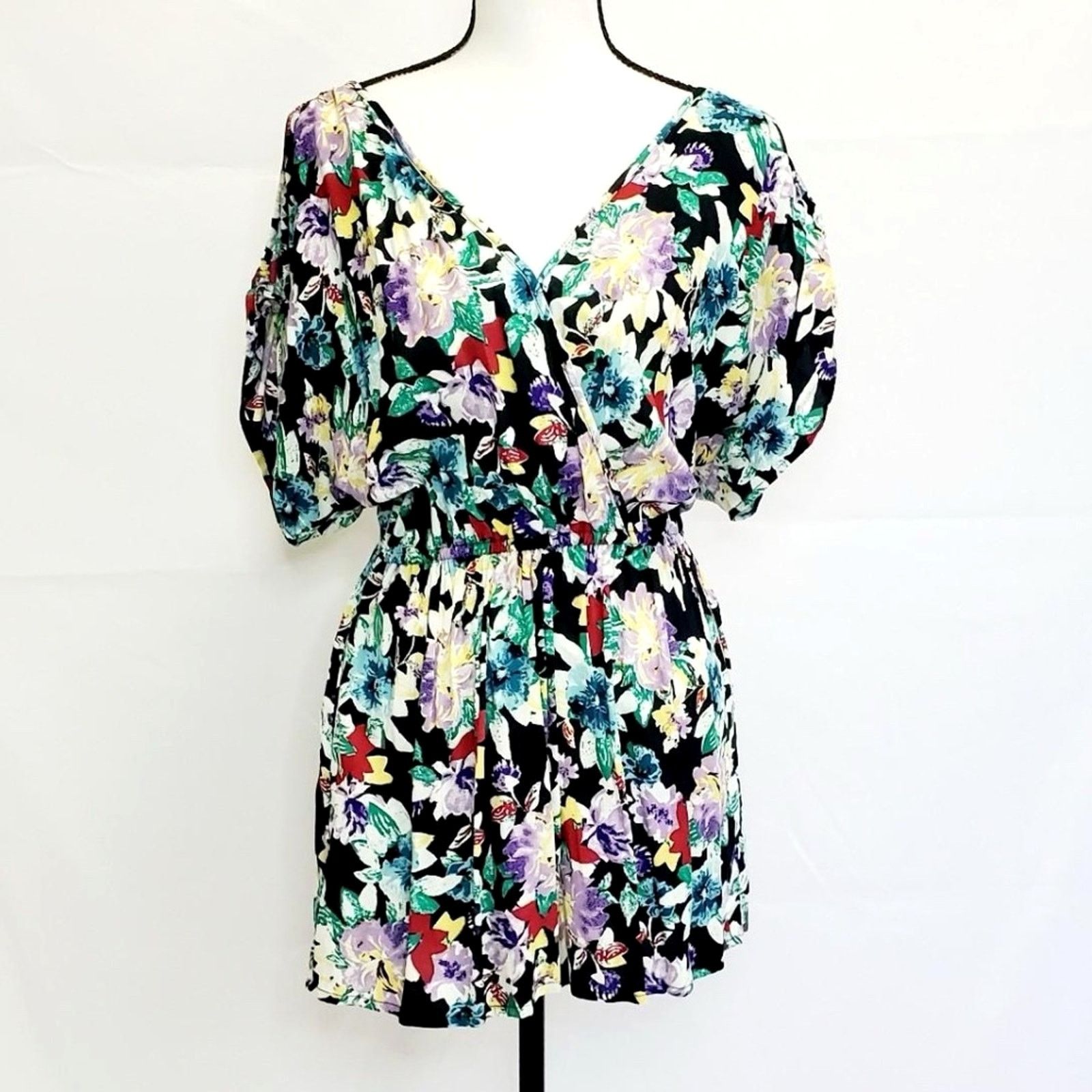 Other Band of Gypsies Sapphire Trends Floral Romper Black/Multi S Size 28" / US 6 / IT 42 - 2 Thumbnail