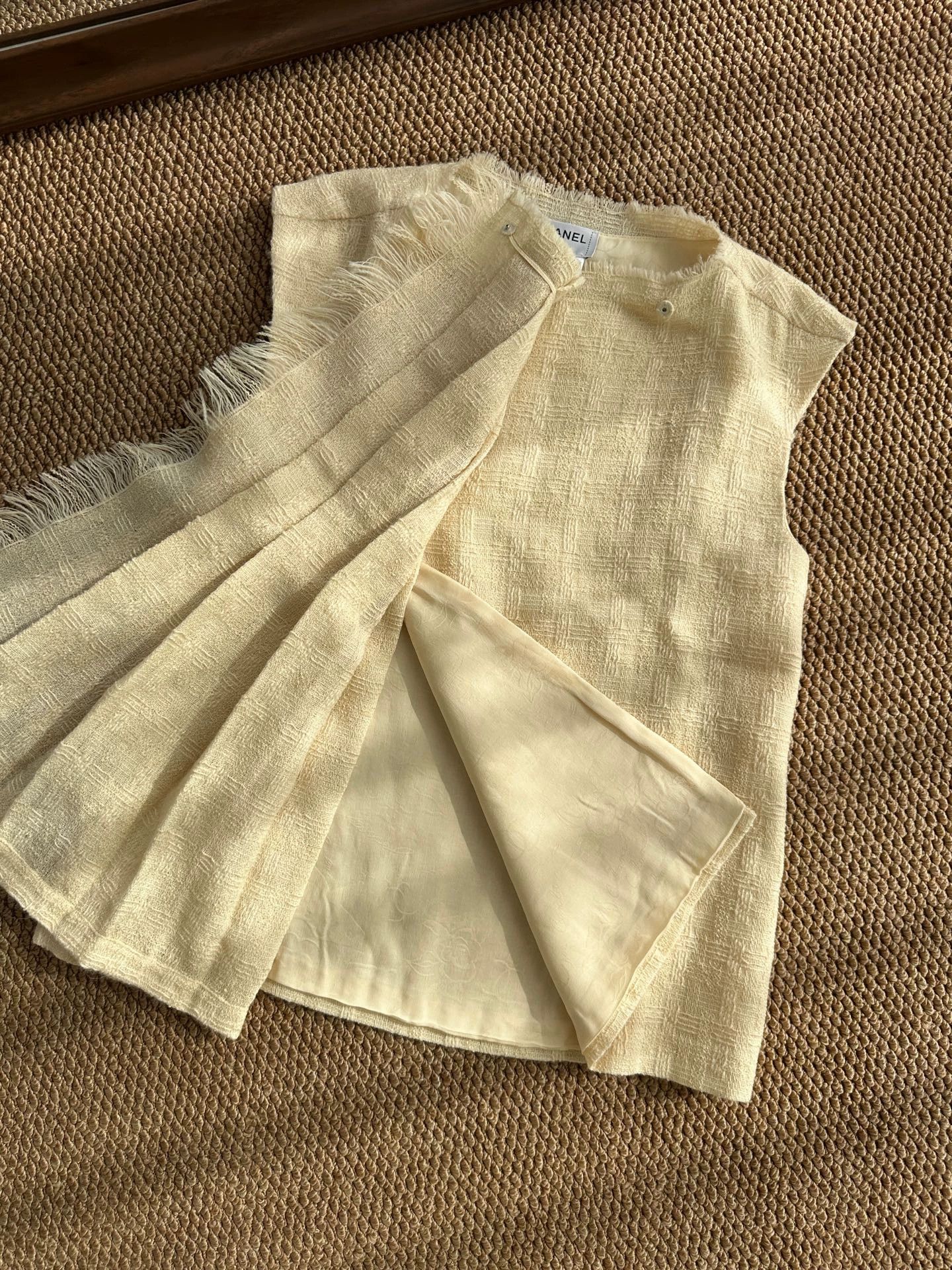 Chanel Chanel Women's Cream Tweed Wool Silk Fringe Vest Size S / US 4 / IT 40 - 1 Thumbnail