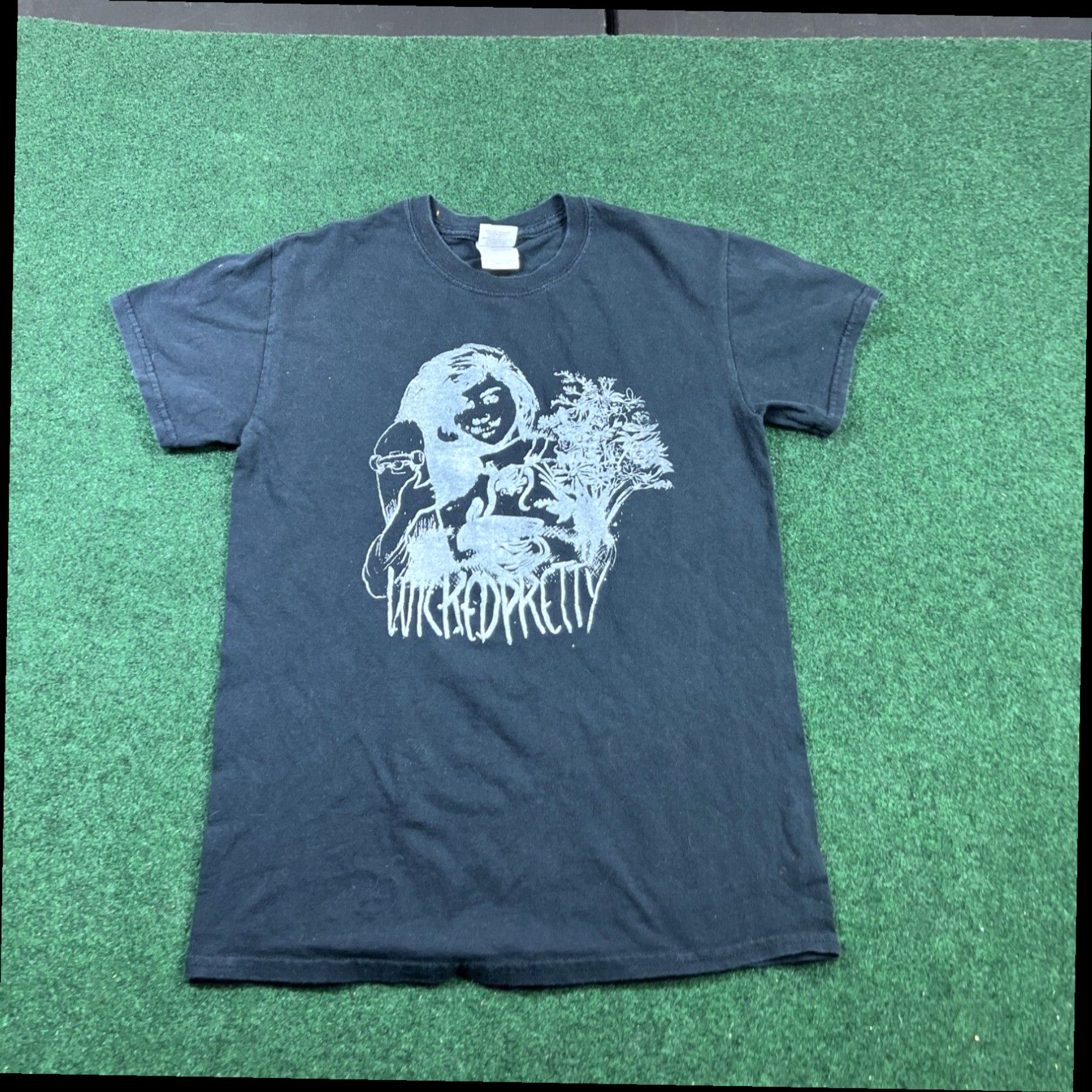 Gildan Wicked Pretty Skateboard Band Shirt Size Small Rare Shirt Fast Shipping Size US S / EU 44-46 / 1 - 1 Thumbnail