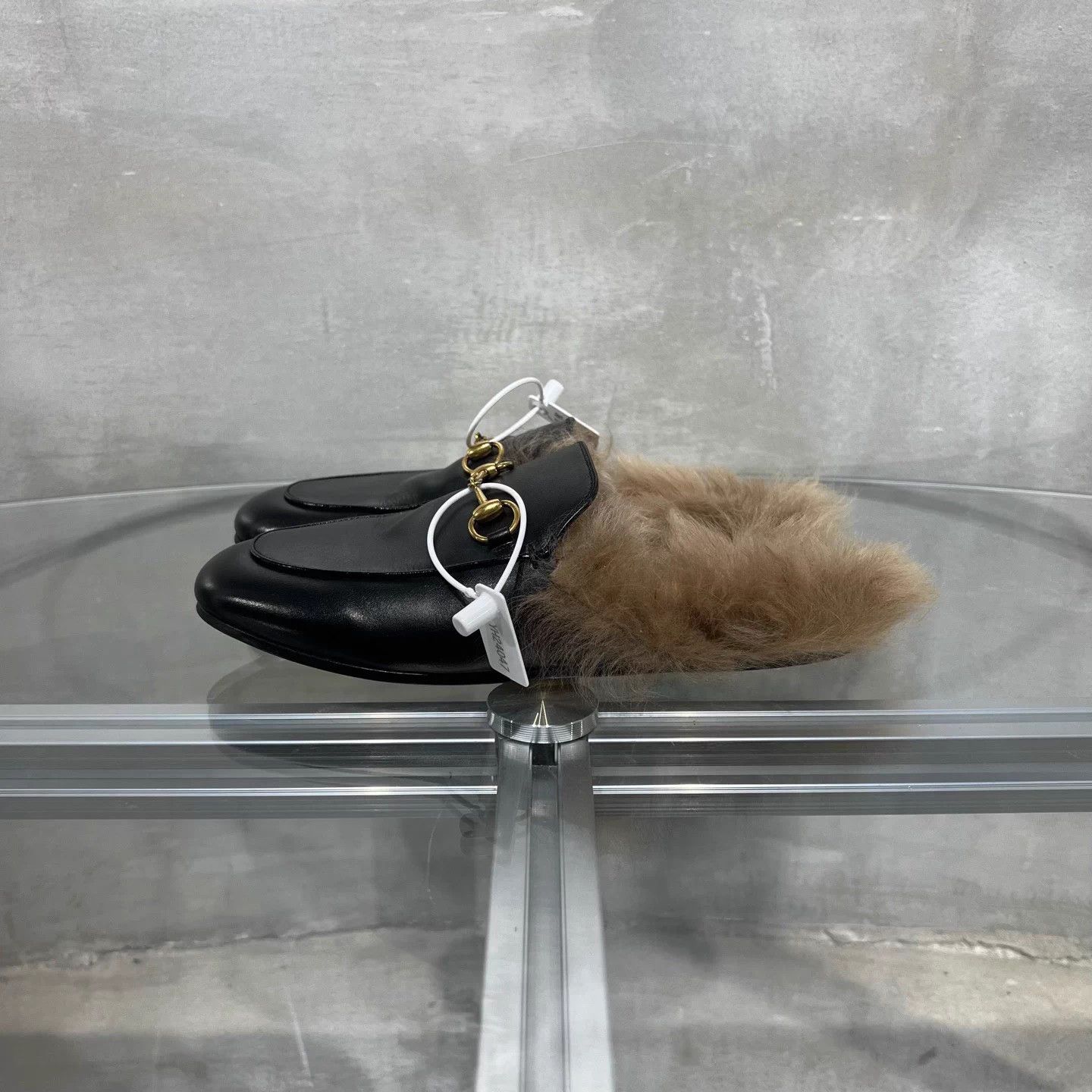 Gucci Gucci fur slippers black size 36 Size US 5 / IT 35 - 3 Thumbnail