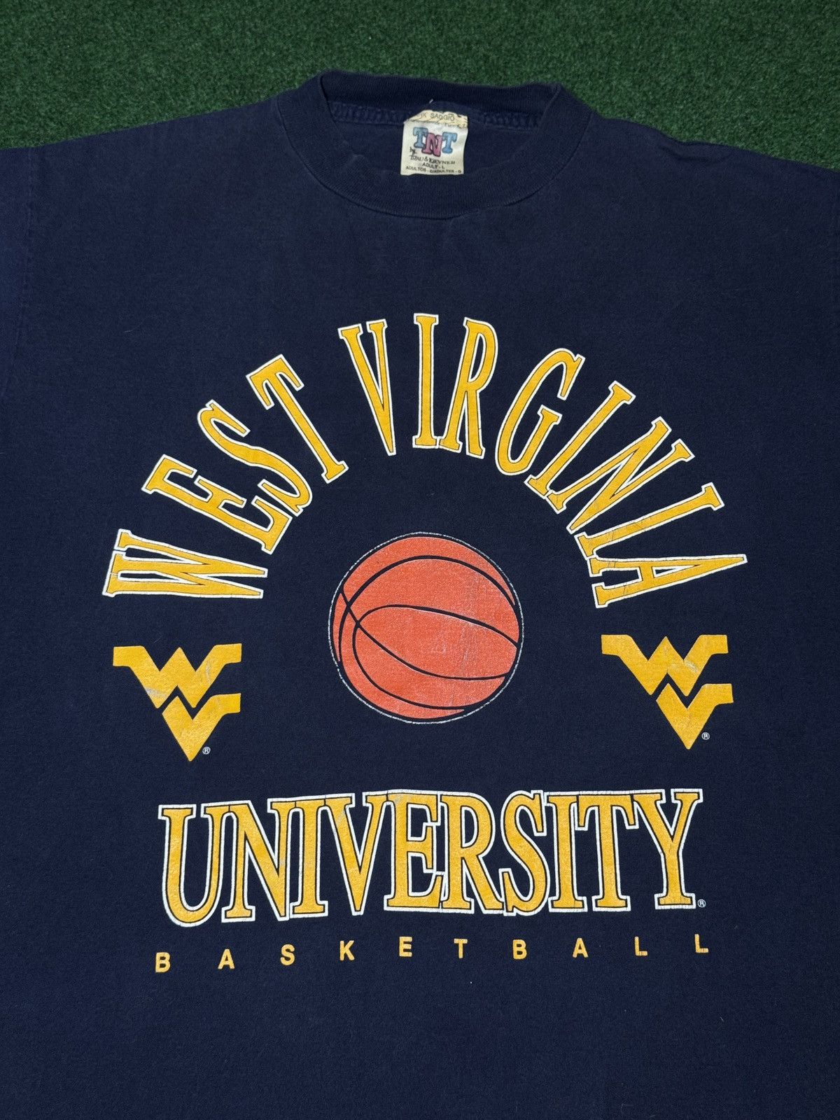 Vintage Vintage 90s West Virginia University WVU Basketball T Shirt Size US L / EU 52-54 / 3 - 2 Thumbnail