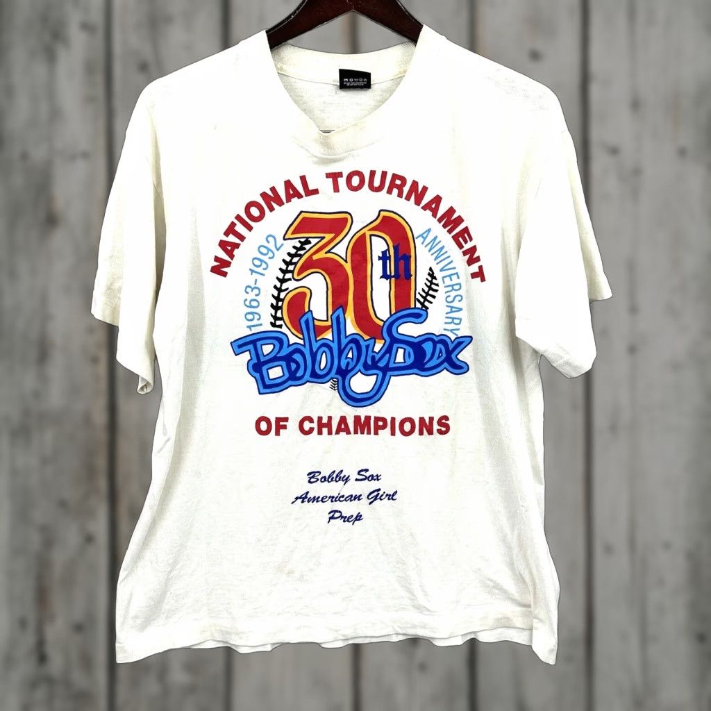 Hanes VINTAGE Hanes T-Shirt Mens XL White Cotton Blend 90s 1990s 90s Graphic Print Double-Sided SS Y2K Bobby Sox American Girl Softball Shirt Size US XL / EU 56 / 4 - 1 Thumbnail