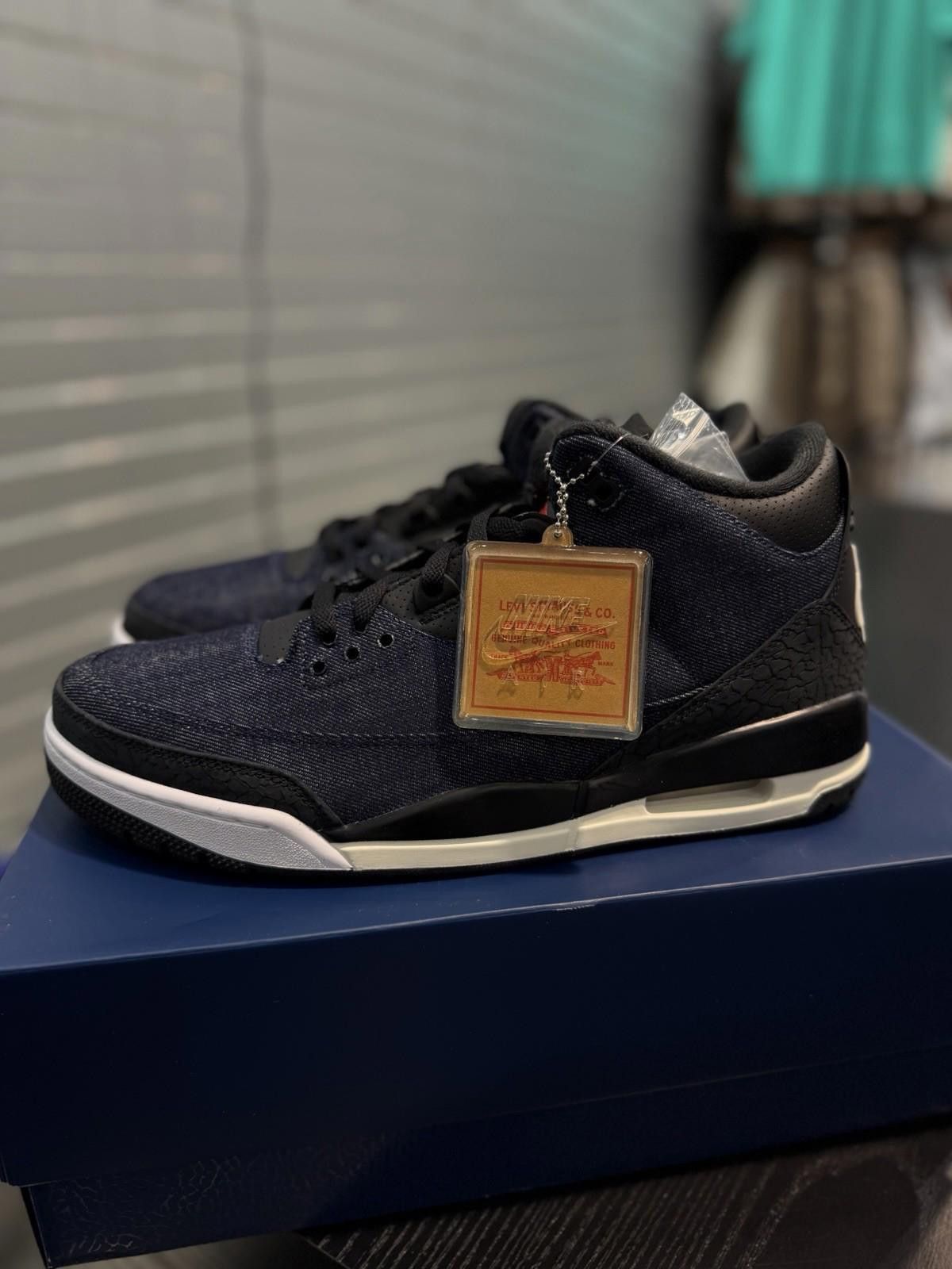 Jordan Brand Levi's x Air Jordan 3 Retro Men's Size 13 Indigo Denim NEW Size US 13 / EU 46 - 1 Thumbnail