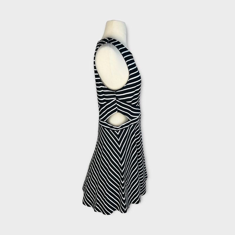 Target Basics Xhilaration | Cutout dress | Size Medium NWT Size M / US 6-8 / IT 42-44 - 4 Thumbnail