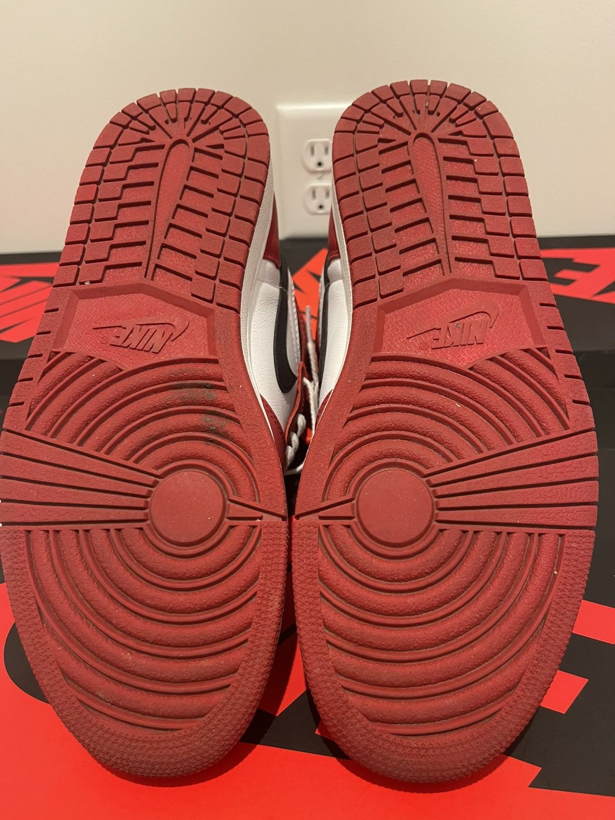 Jordan Brand Nike Air Jordan 1 Retro High Chicago 2015 Red White Black Size US 8.5 / EU 41-42 - 4 Thumbnail