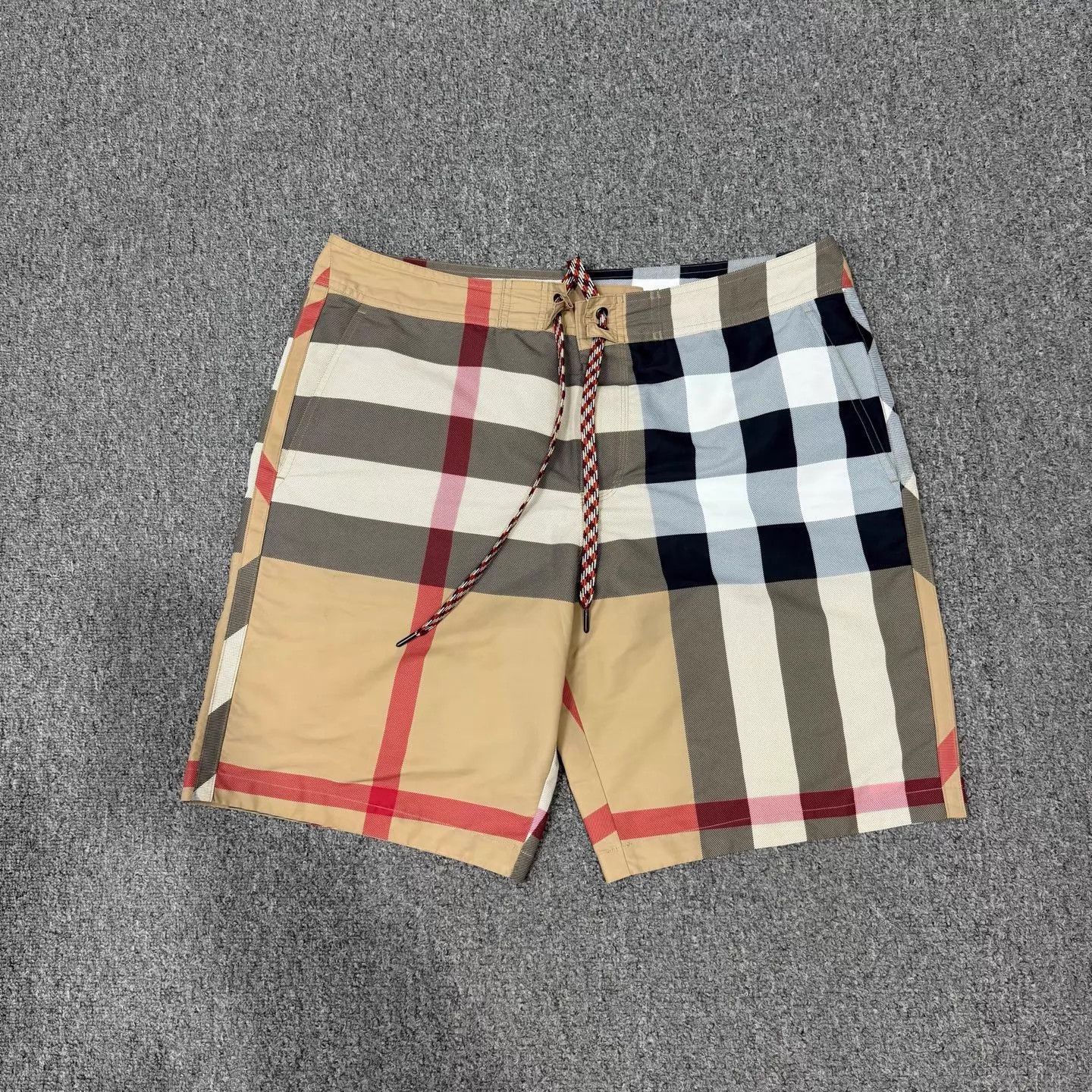 Burberry Burberry Classic Check shorts L mint Size 28" / US 6 / IT 42 - 1 Thumbnail