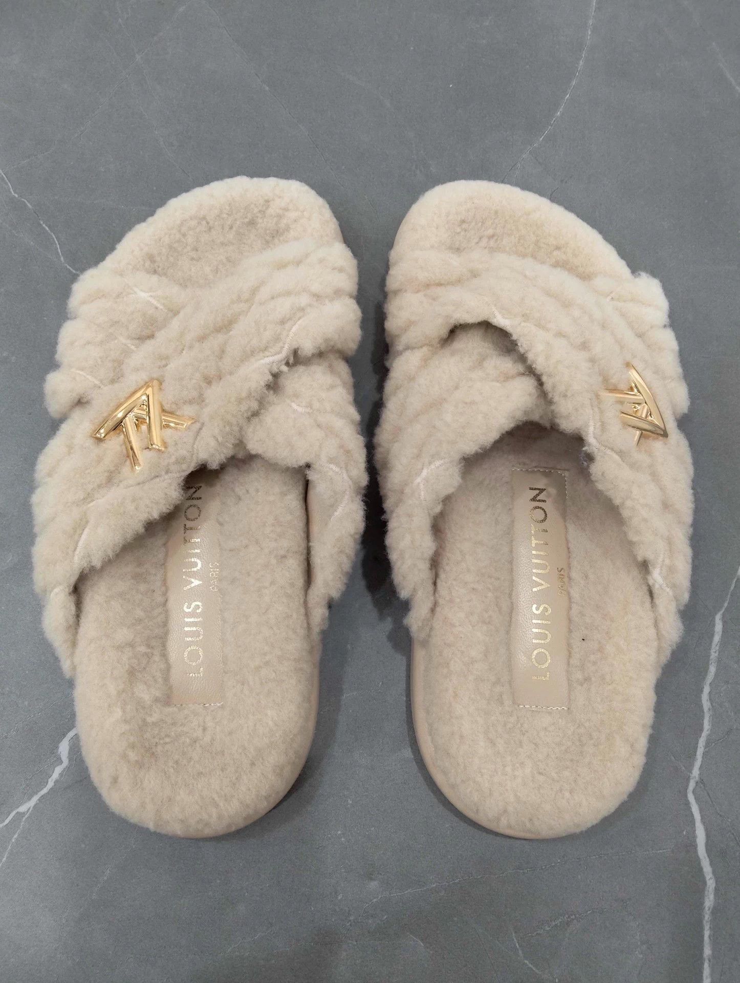 Louis Vuitton LV Xmas Limited Fur Slippers 36 Size US 5 / IT 35 - 7 Thumbnail
