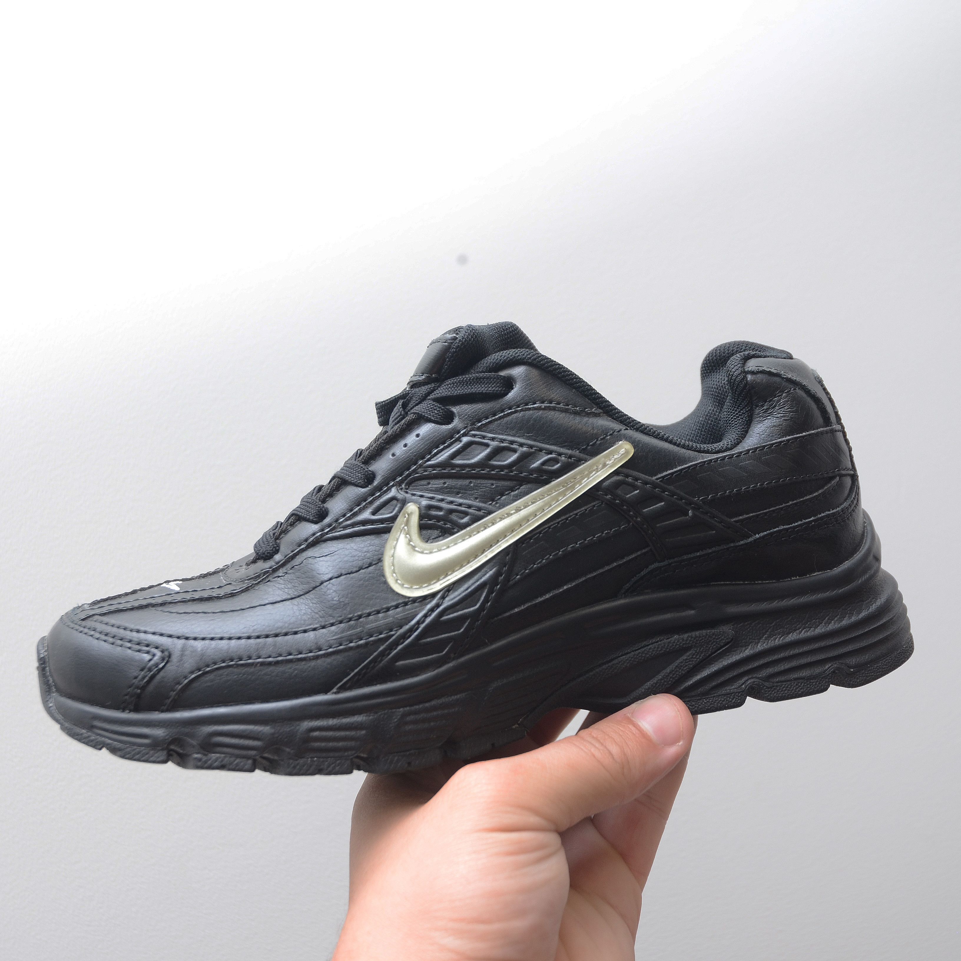 Nike Rare Nike Black Trainers UK 3.5 US 4Y Sneakers Silver Swoosh Size US 6 / IT 36 - 2 Thumbnail