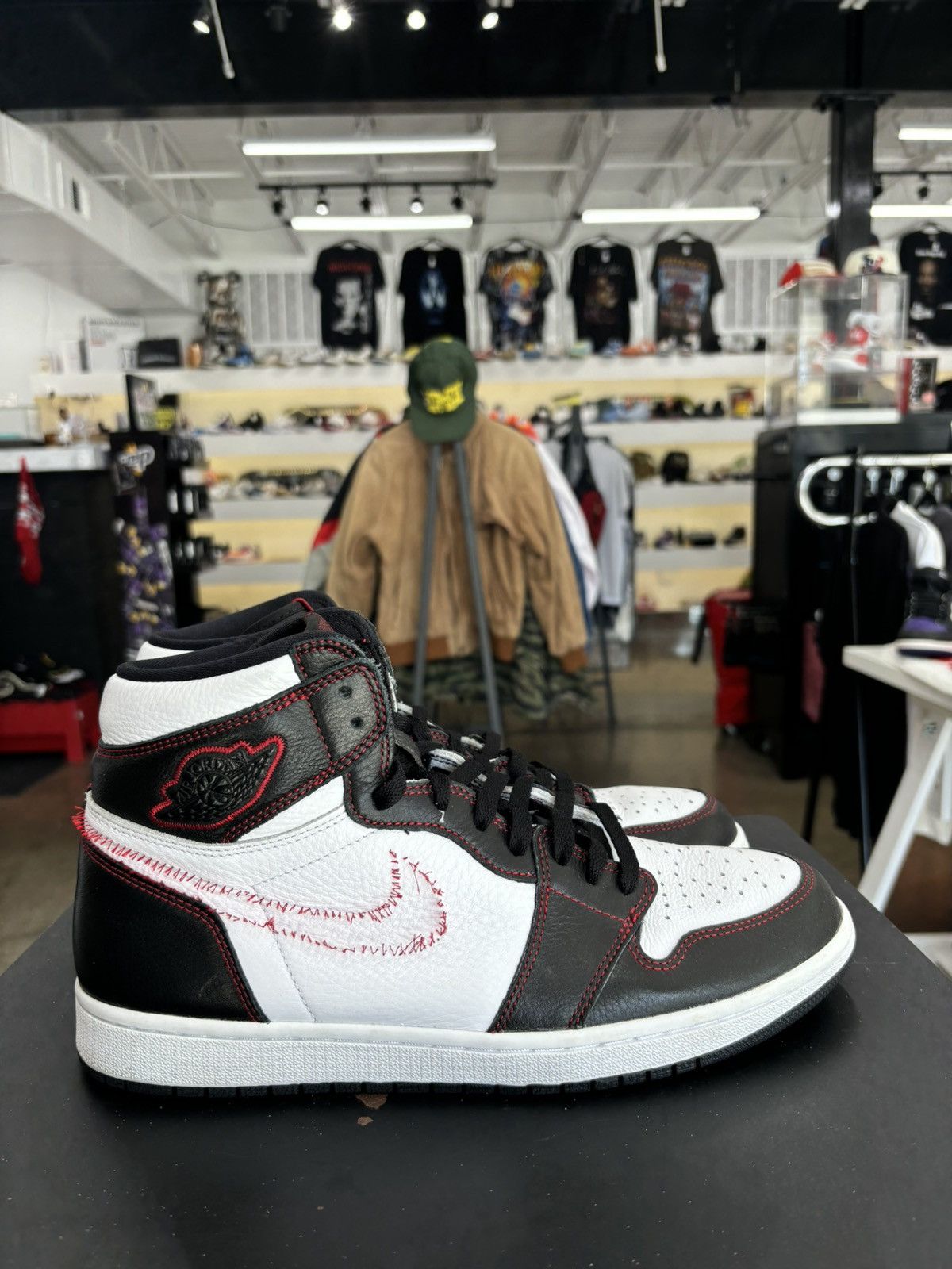 Jordan Brand Jordan 1 Defiant White Black Gym Red Sz. 11.5 Size US 11.5 / EU 44-45 - 6 Thumbnail