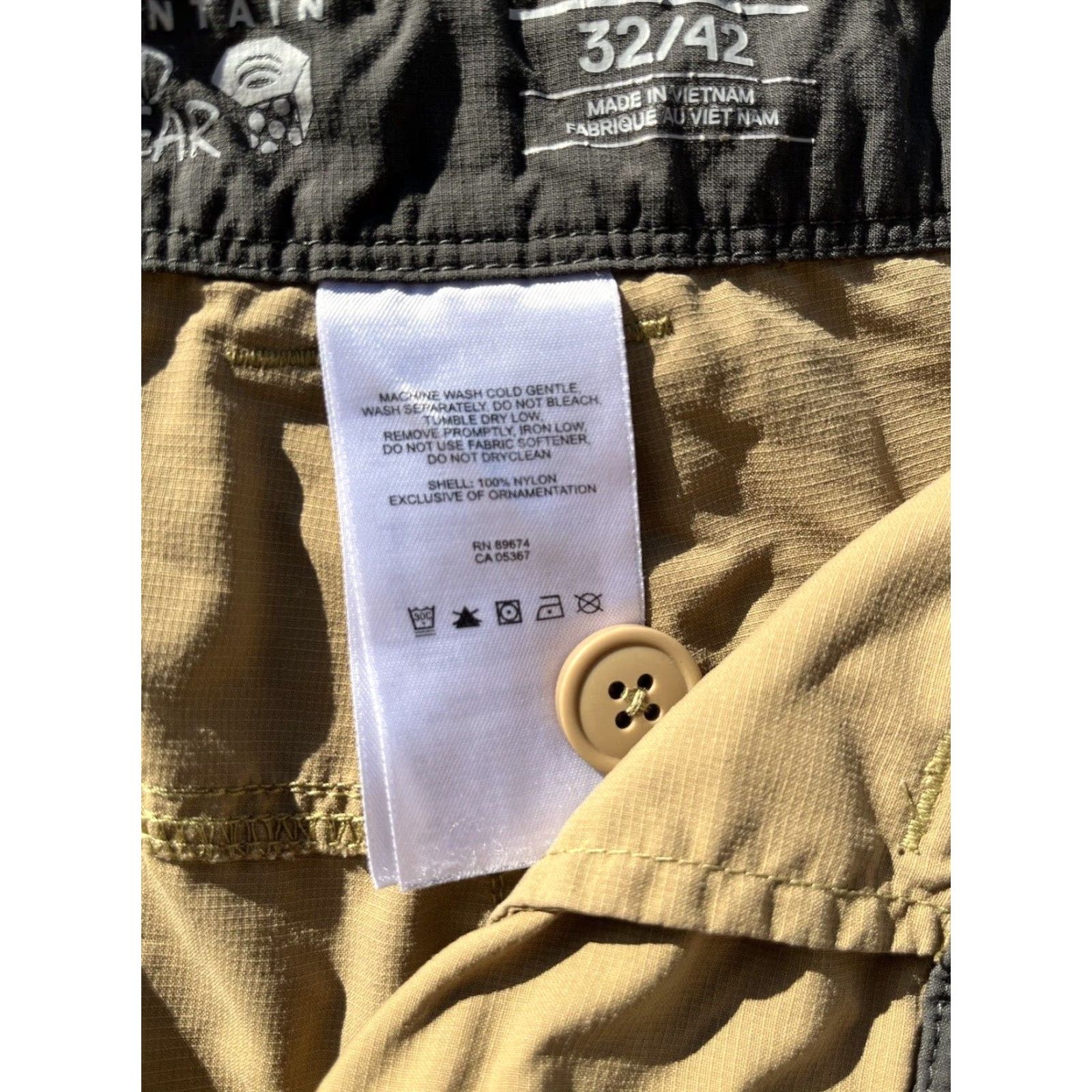 Mountain Hardwear Mountain Hardwear Shorts Beige Solid 32 Nylon Zip Hiking Outdoors Men’s Regular Jumper? Size US 32 / EU 48 - 4 Thumbnail