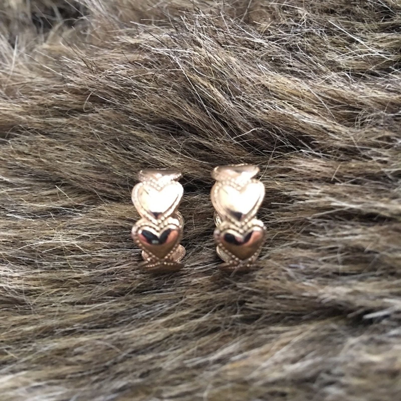 Vintage Vintage 50s gold tone heart screw back earrings Size ONE SIZE - 1 Thumbnail