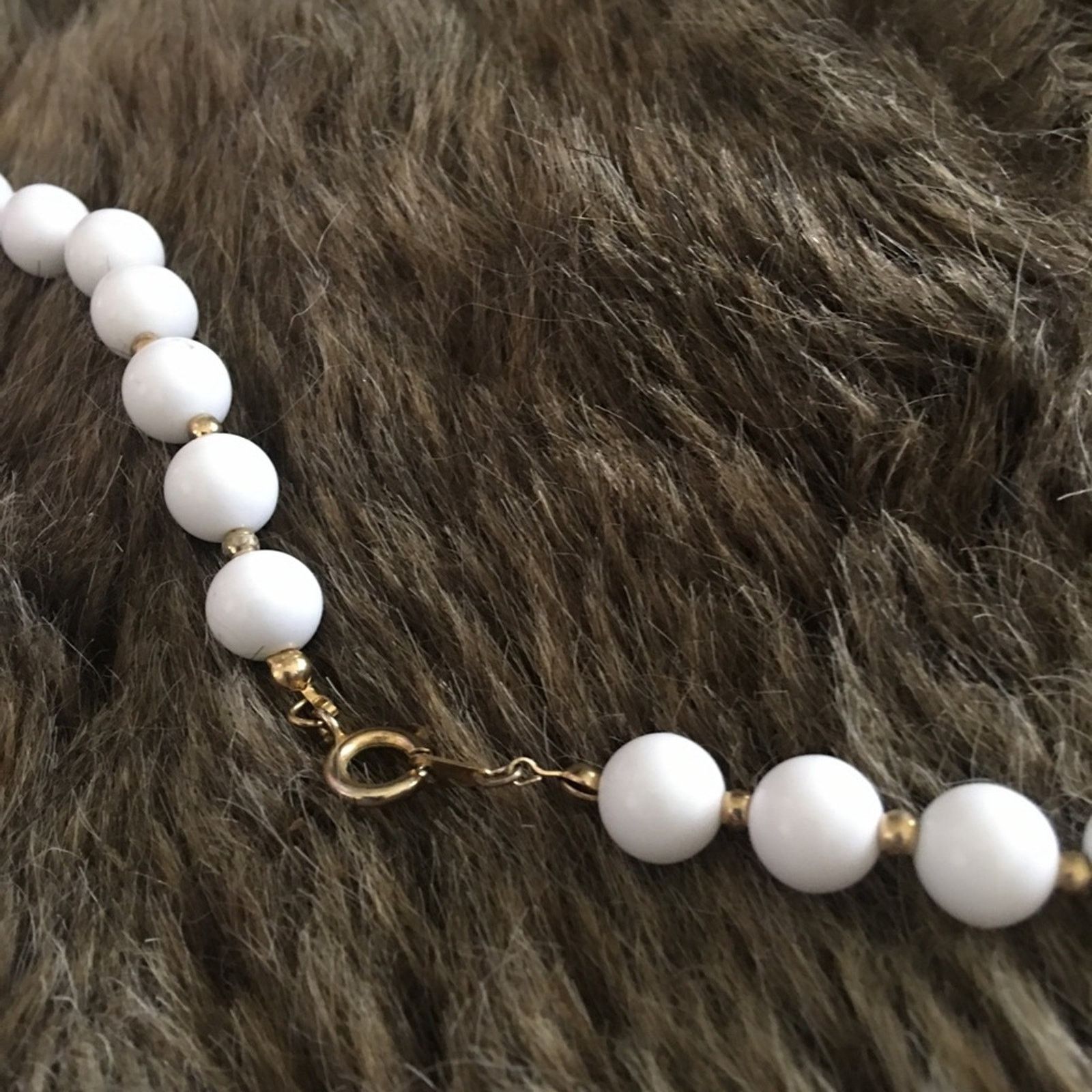 Vintage Vintage white and gold tone chunky bead necklace Size ONE SIZE - 9 Thumbnail