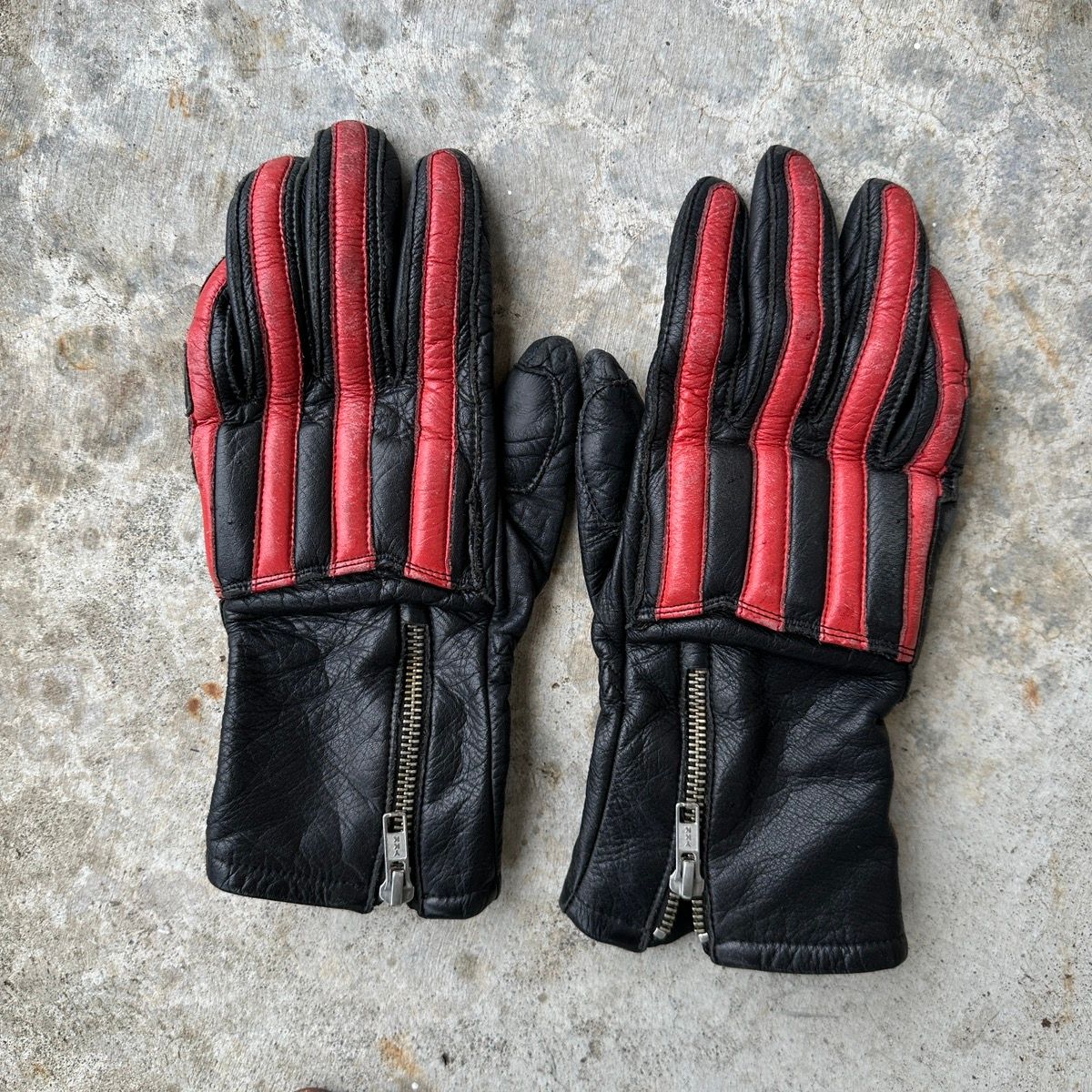 Pre-owned Kadoya X Vintage Bhr Speed Stripe Hammer Studded Leather Offset Akira Gloves In Black Red