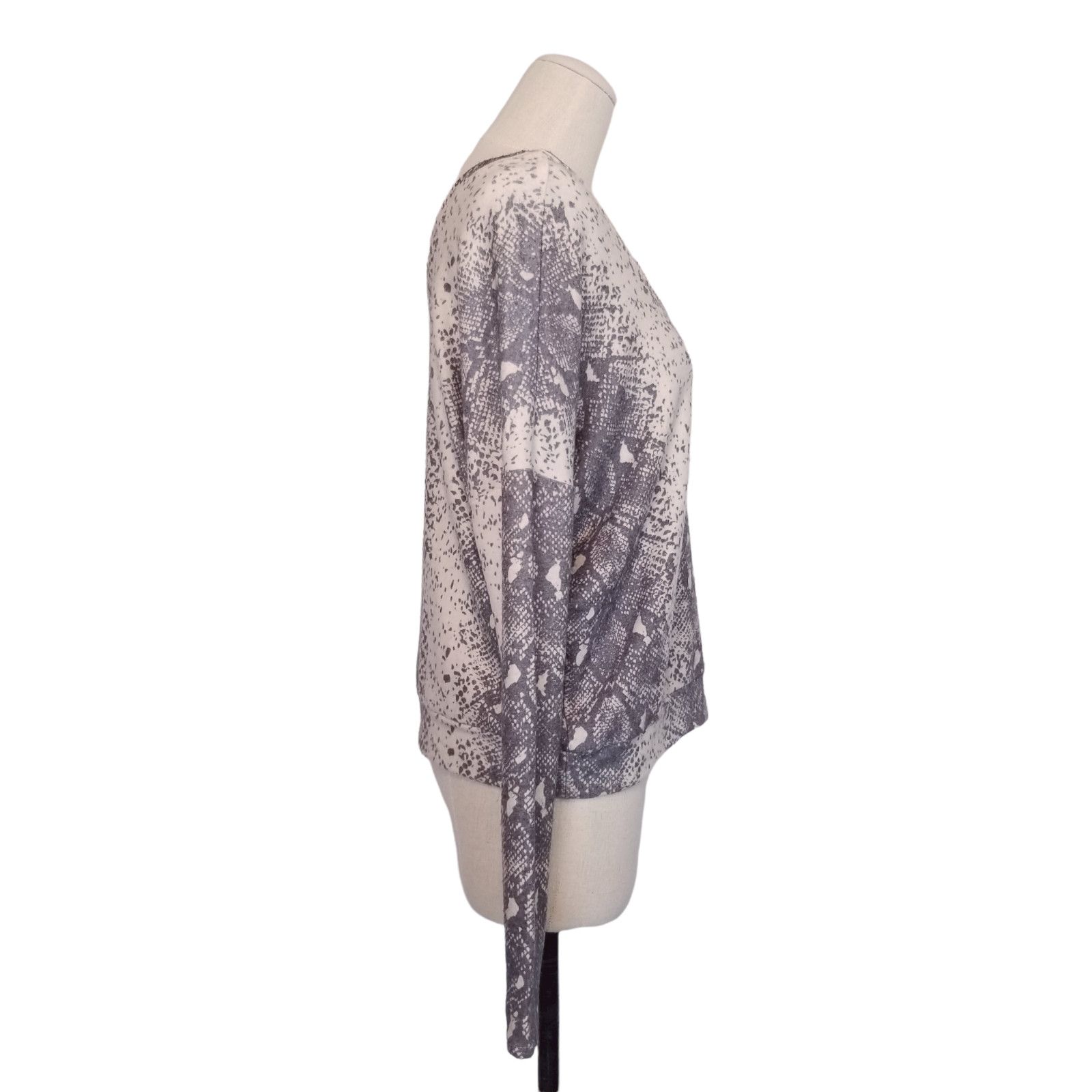 Wildfox Wildfox "Daphne" V-Neck Pullover Sweater Gray Python Print M Size M / US 6-8 / IT 42-44 - 5 Thumbnail