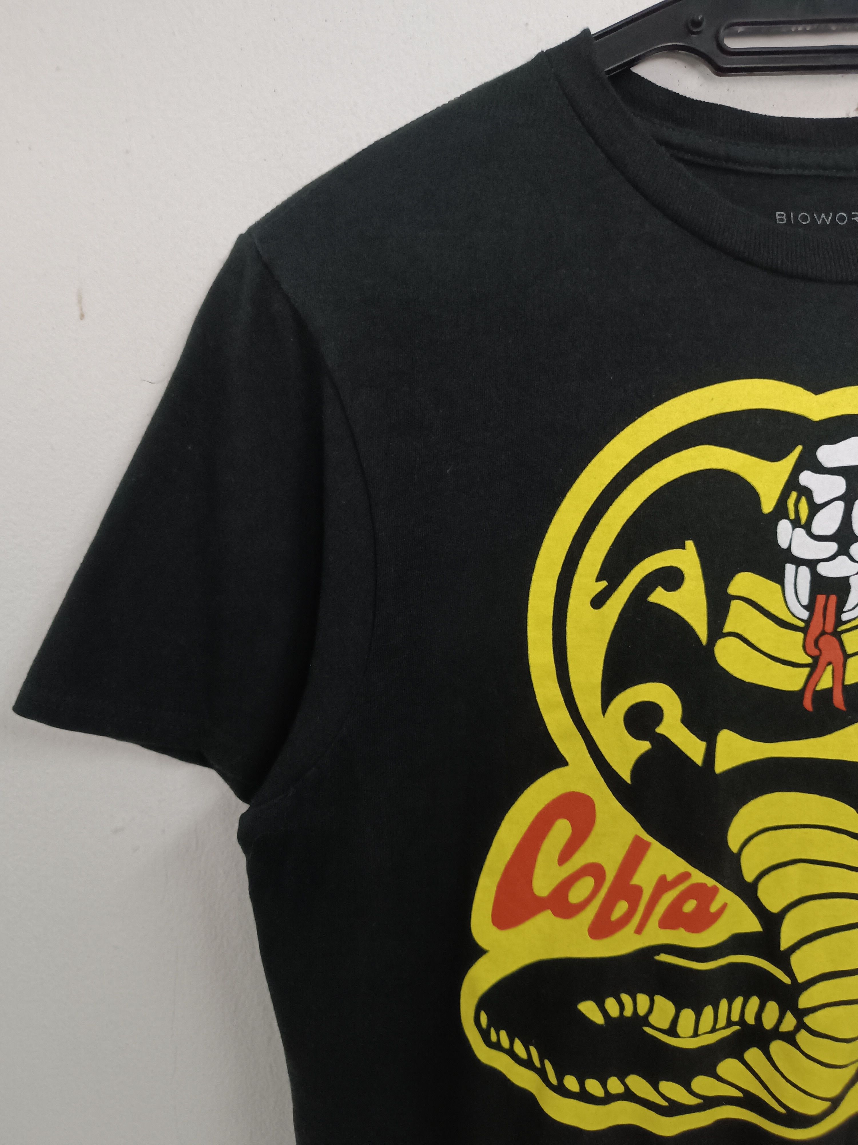 Other VINTAGE COBRA KAI KARATE KID SERIES NETFLIX MIYAGI TEE Size US S / EU 44-46 / 1 - 5 Thumbnail