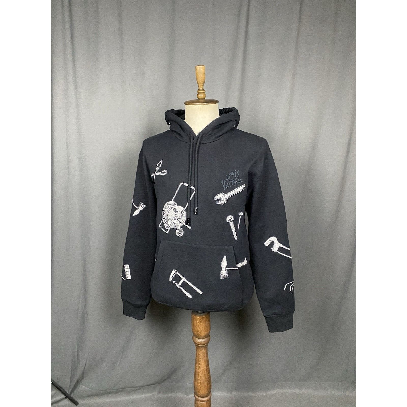Louis Vuitton NWT Louis Vuitton Multi-Tools Embroidered Men's Black Hoodi Size US XXL / EU 58 / 5 - 2 Thumbnail