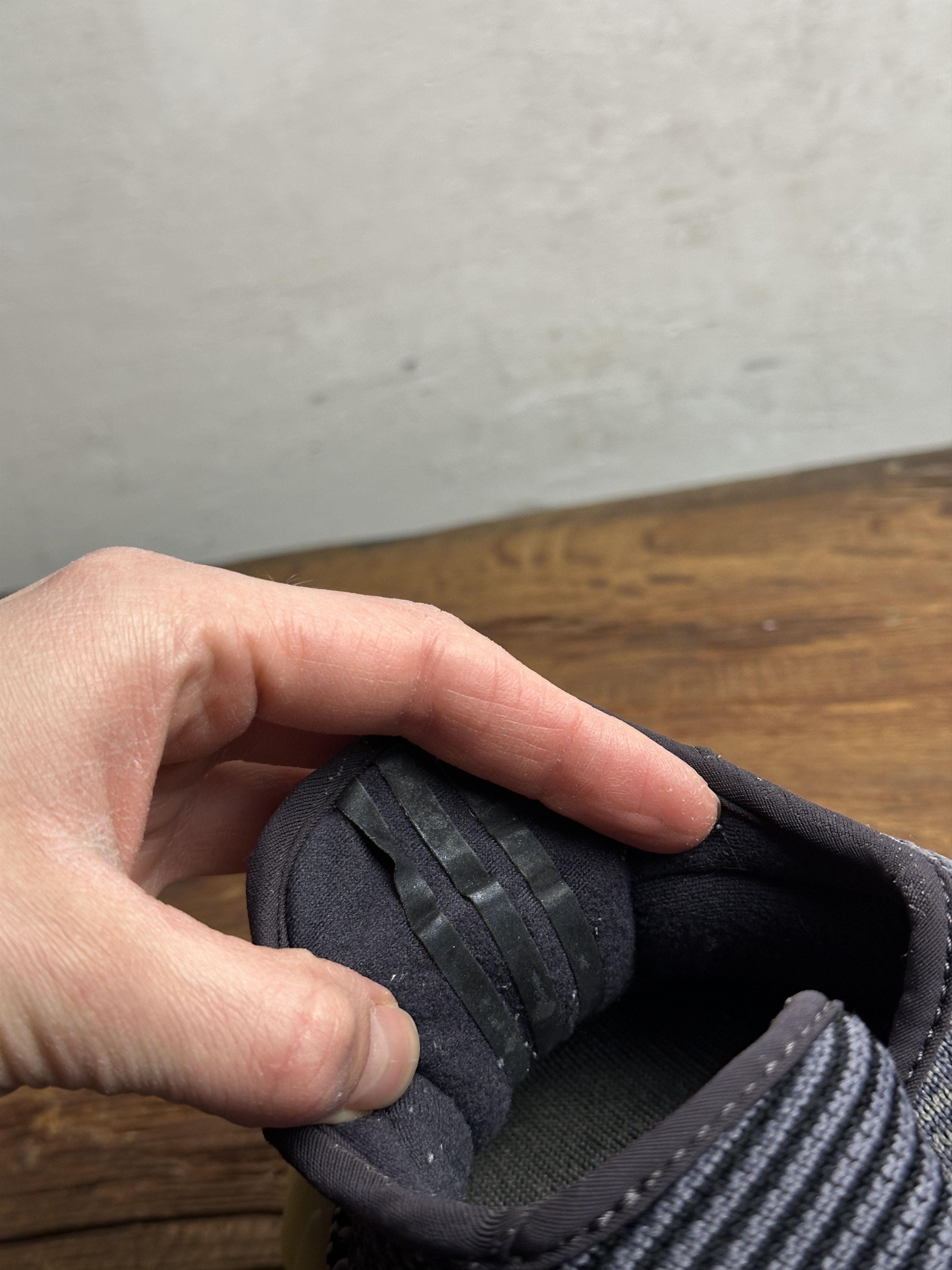 Adidas Adidas Yeezy Boost 350 V2 Carbon Size US 11 / EU 44 - 12 Thumbnail