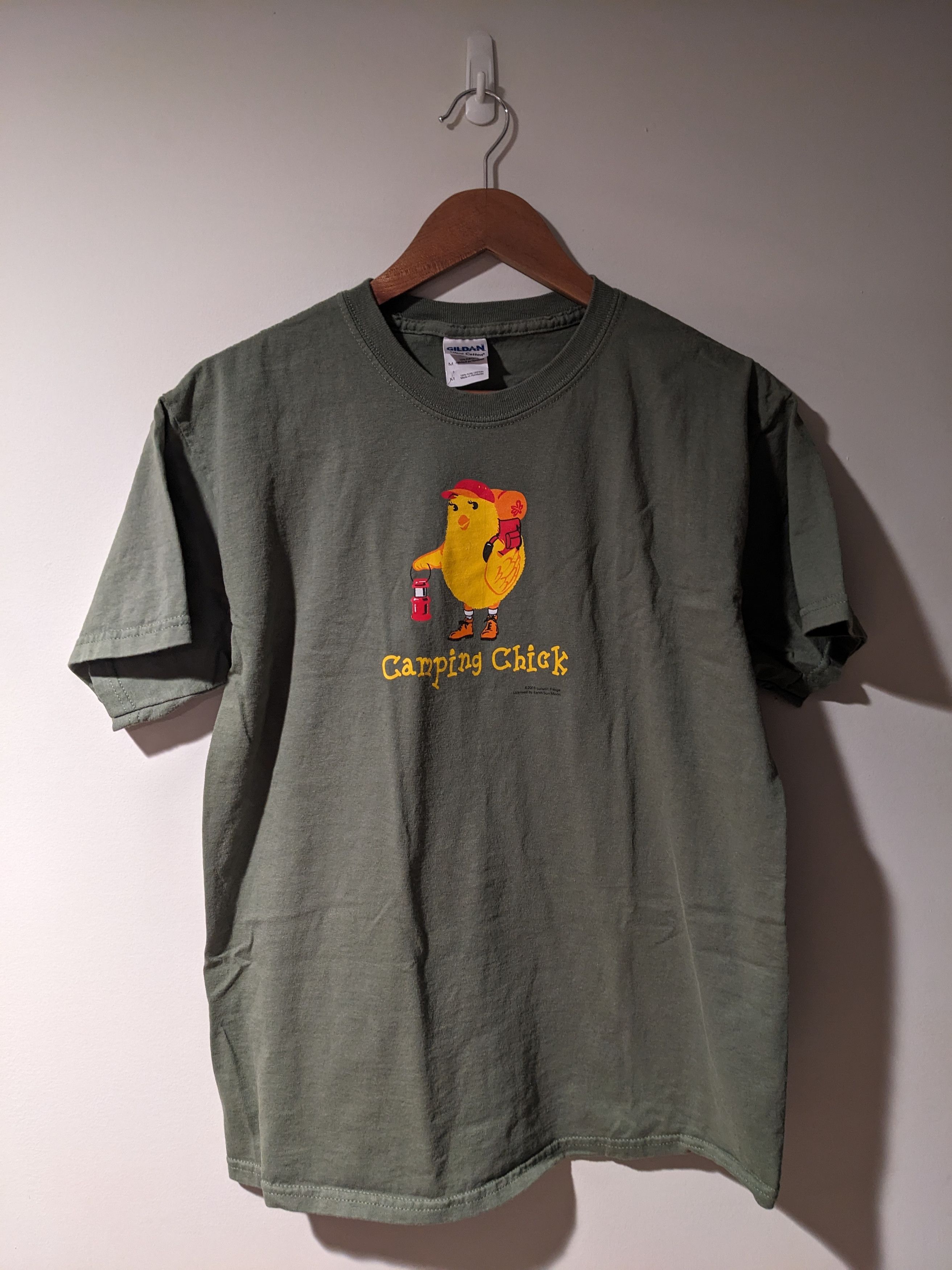 Gildan × Vintage Vintage 2005 Camping Chick Hiking Cute Center Logo T-Shirt Size US M / EU 48-50 / 2 - 1 Thumbnail