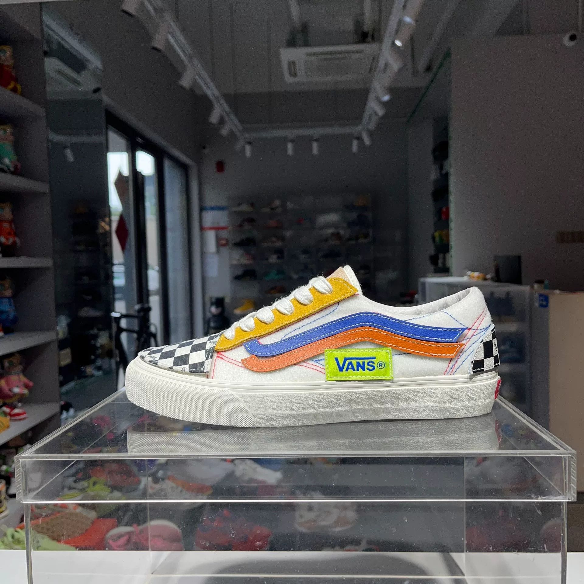Vans Vans Lowtop Sneakers 9.5 Men Size US 9.5 / EU 42-43 - 1 Thumbnail