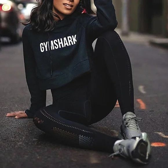 Gymshark Logo Cropped Crest Hoodie Active Athletic Comfy Workout Size S / US 4 / IT 40 - 6 Thumbnail