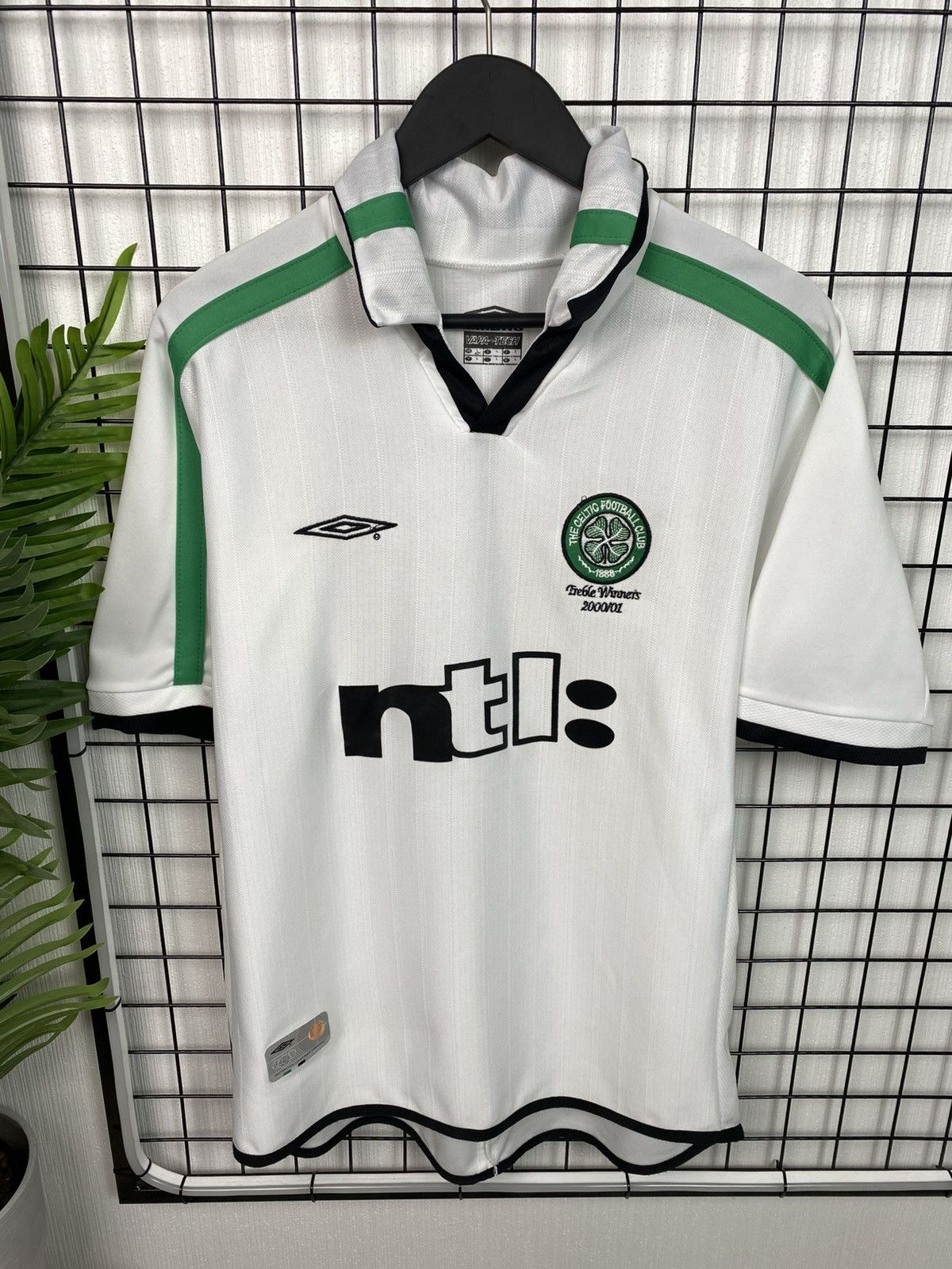 Umbro Celtic 2001/02 Away Soccer Jersey Men's White L Treble