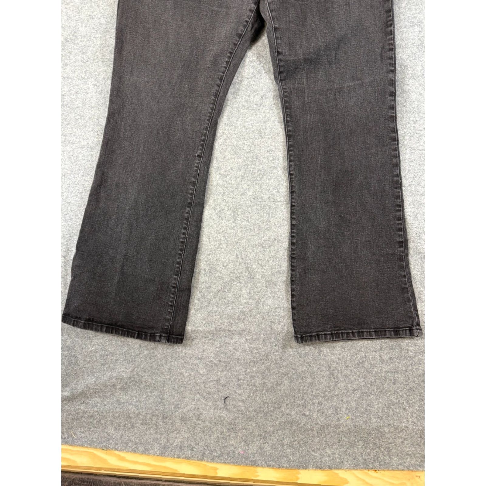 Levi's Levi’s 512 Jeans Womens 34X32 Black Denim Bootcut Slimming 5-Pocket Regular Rise Mid Inseam 32 Color Black Size 34 Mens Womens Boys Girls Size 24" / US 00 / IT 34 - 4 Thumbnail