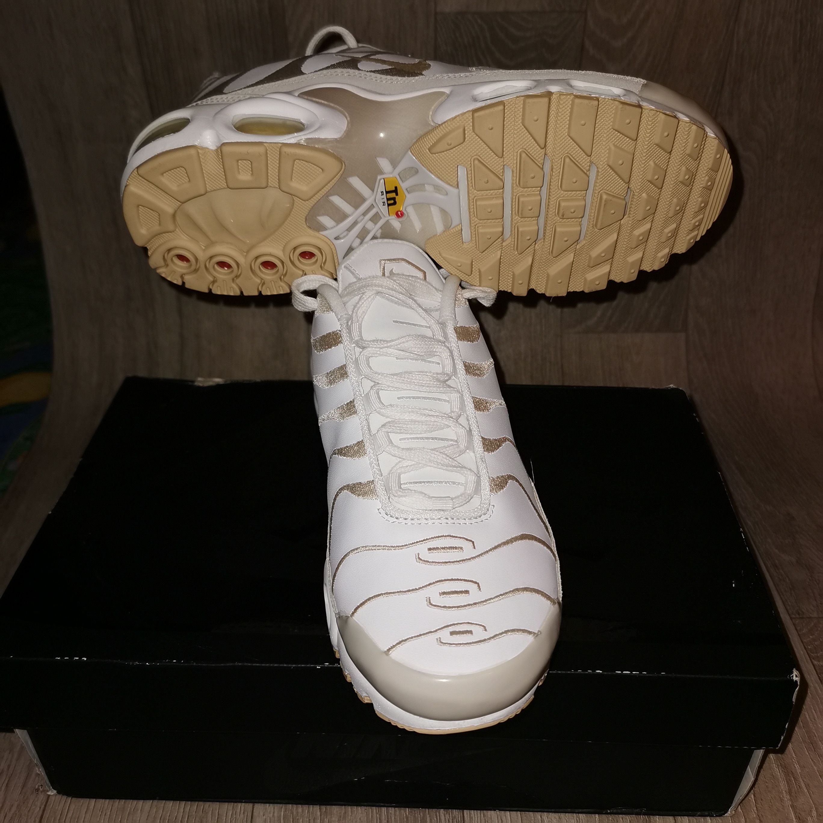 Nike W nike tn AIR MAX PLUS PRM, SUMMIT WHITE /PALE VANILLA Size US 7.5 / IT 37.5 - 23 Thumbnail
